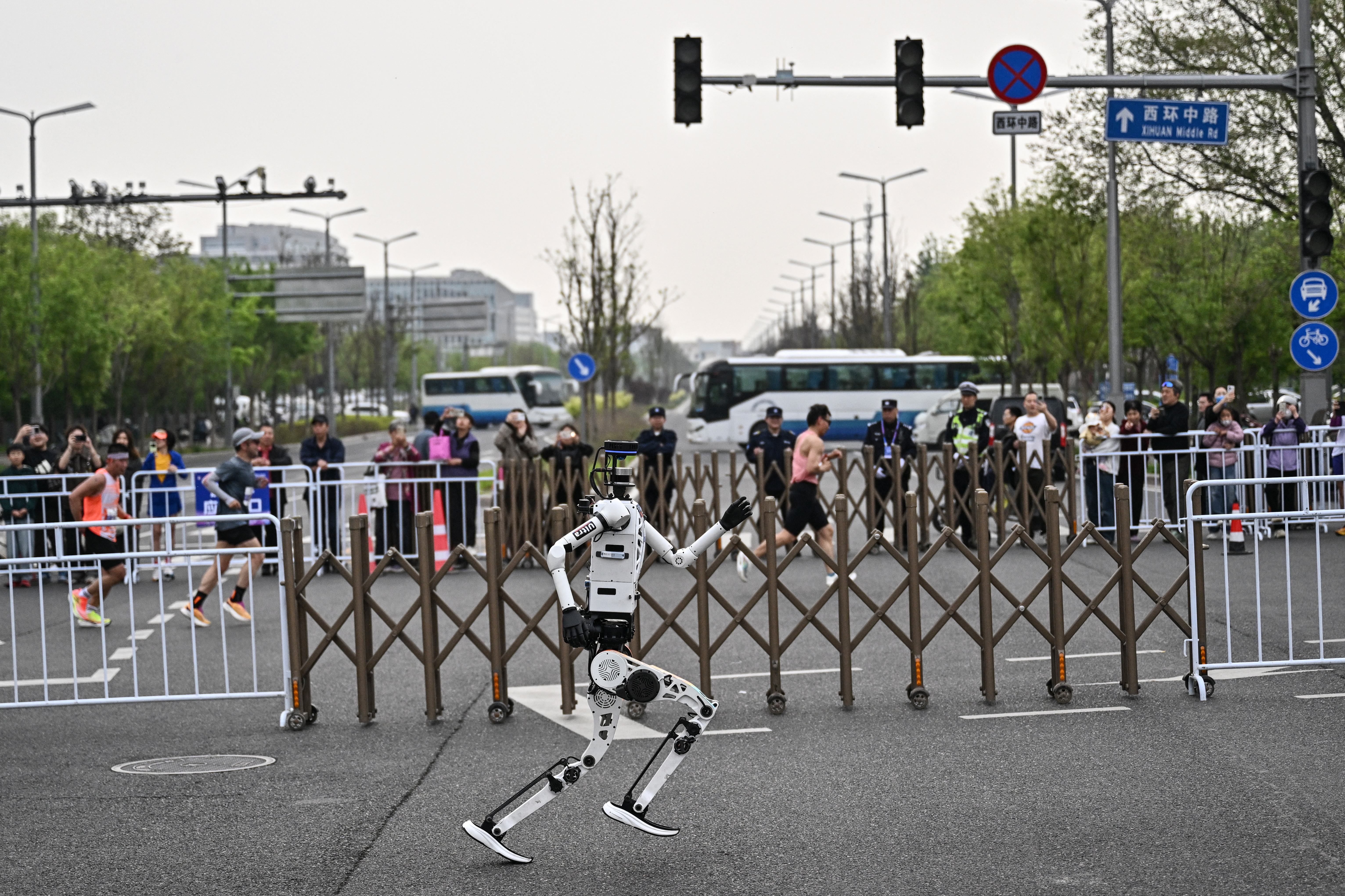 El crecimiento del evento también retrató el avance del sector: de poco más de una veintena de equipos participantes en 2025 se pasó a más de un centenar, señal del entusiasmo que hoy despierta la robótica en China.