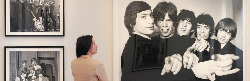 Fanáticos en una exposición de arte donde se conmemoraba el aniversario número 50 de los Rolling Stones. / AFP