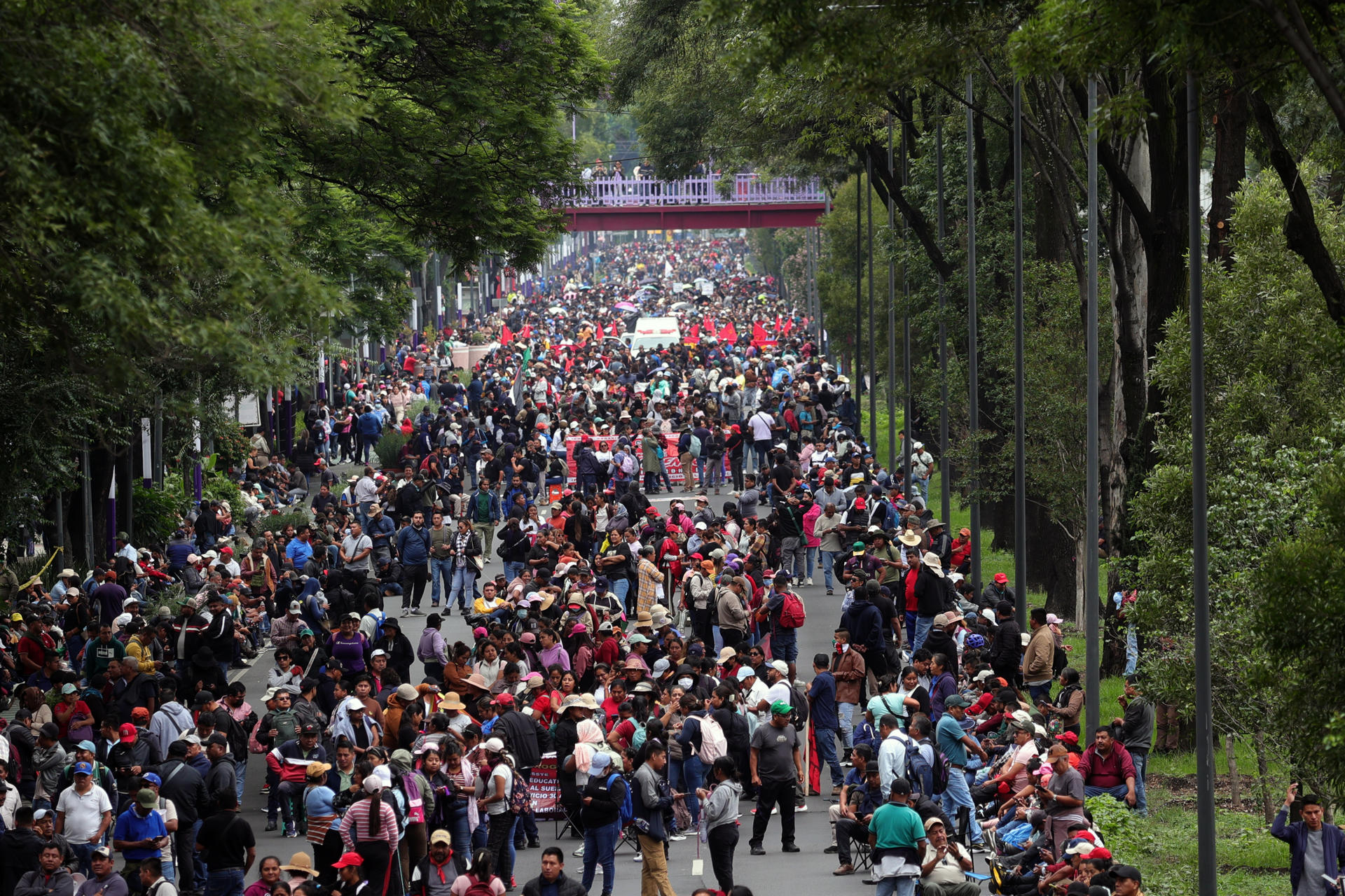 FOTODELDÍA MEX5347. CIUDAD DE MÉXICO (MÉXICO), 09/06/2026.- Personas se manifiestan este martes, en Ciudad de México (México). Cientos de docentes mexicanos dieron un nuevo paso en las protestas que mantienen desde hace días al organizar una marcha que tiene el objetivo de llegar al Estadio Ciudad de México (antes conocido como el Azteca), sede de la jornada inaugural del Mundial de fútbol 2026. EFE/ Madla Hartz
