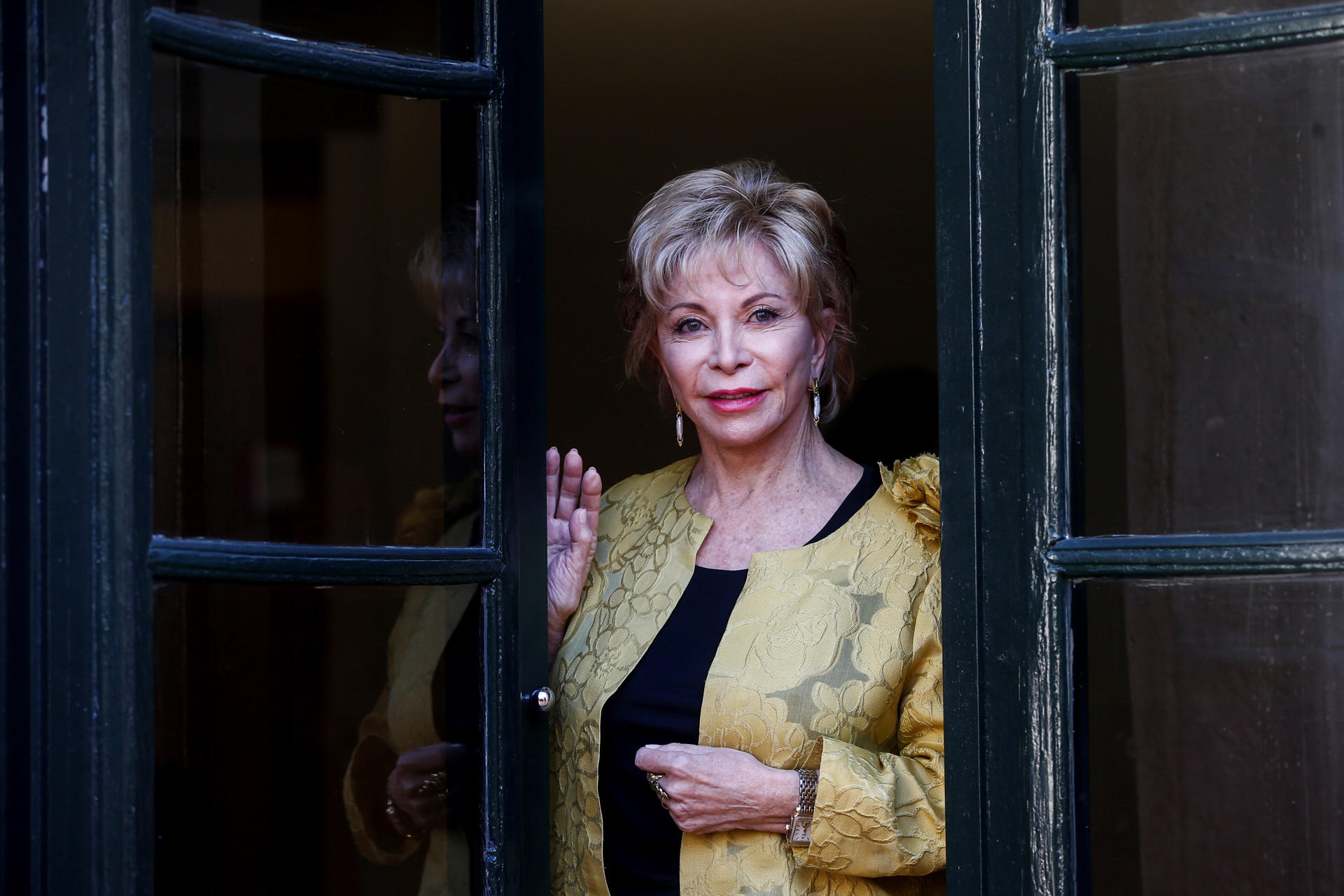 USA2466. BARCELONA (ESPAÑA), 06/05/2025.- Fotografía de archivo del 4 de noviembre de 2019 de la escritora chilena Isabel Allende posando antes de recibir el Premio Internacional de Novela Histórica Barcino, en Barcelona (España). Allende presentó su última novela 'Mi nombre es Emilia del Valle' ante un público entregado, en un acto en que reivindicó su carácter latinoamericano y feminista. EFE/ Quique García ARCHIVO
