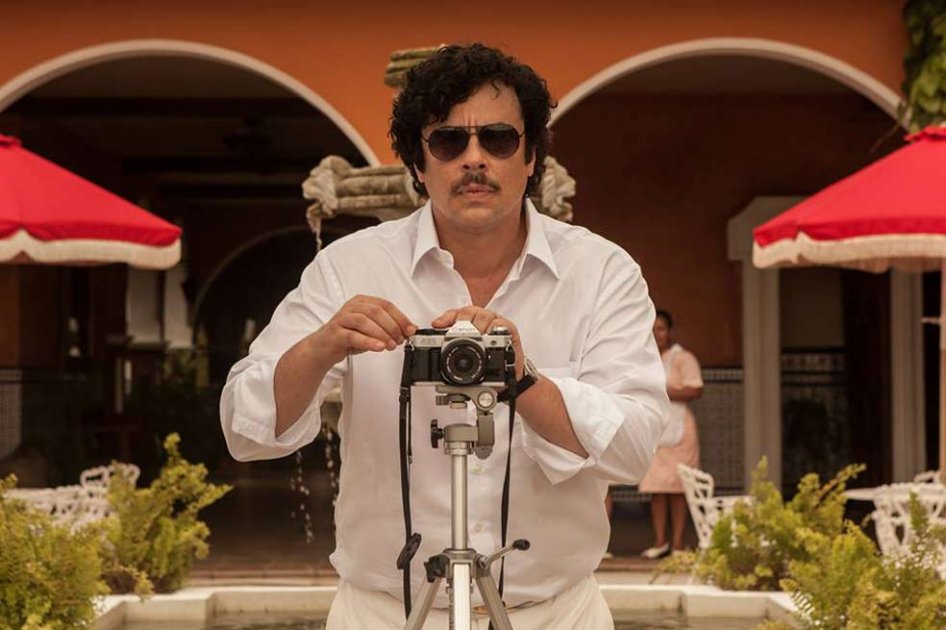 Benicio del Toro como Pablo Escobar.