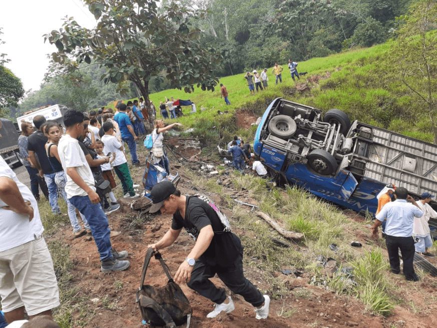 Accidente de bus en Puerto Triunfo (Antioquia) deja al menos un muerto y 17 heridos