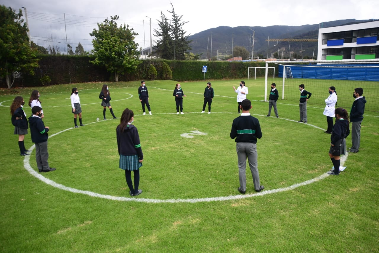 Por ahora, la actividades grupales como la educación física se practicarán en espacios abiertos y de manera individual, sin contacto físico.
