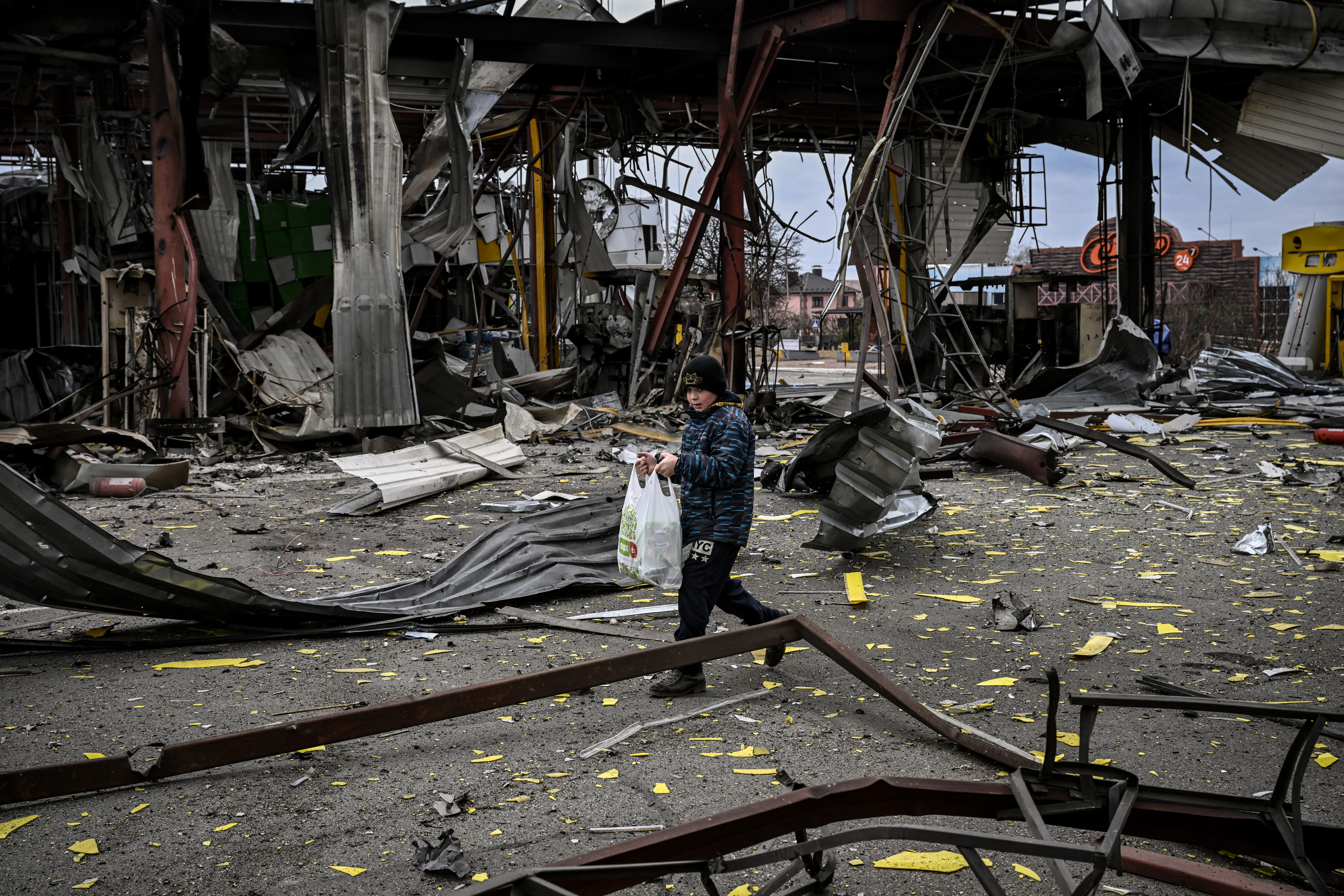Bucha, la ciudad vecina de Irpin, se ha convertido en un cementerio de vehículos blindados rusos que intentaron entrar en Kiev la semana pasada. En una calle de esta ciudad desértica y parcialmente destruida están los restos quemados de tanques y otros vehículos blindados.
