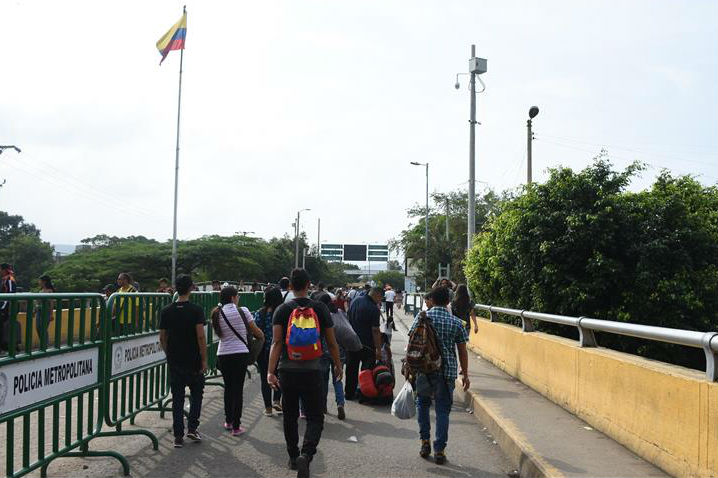 Venezolanos cruzan hacia Colombia a través del principal paso fronterizo, el Puente Internacional Simón Bolívar ubicado en la ciudad de Cúcuta. (Daniel Salgar - Agencia Anadolu)