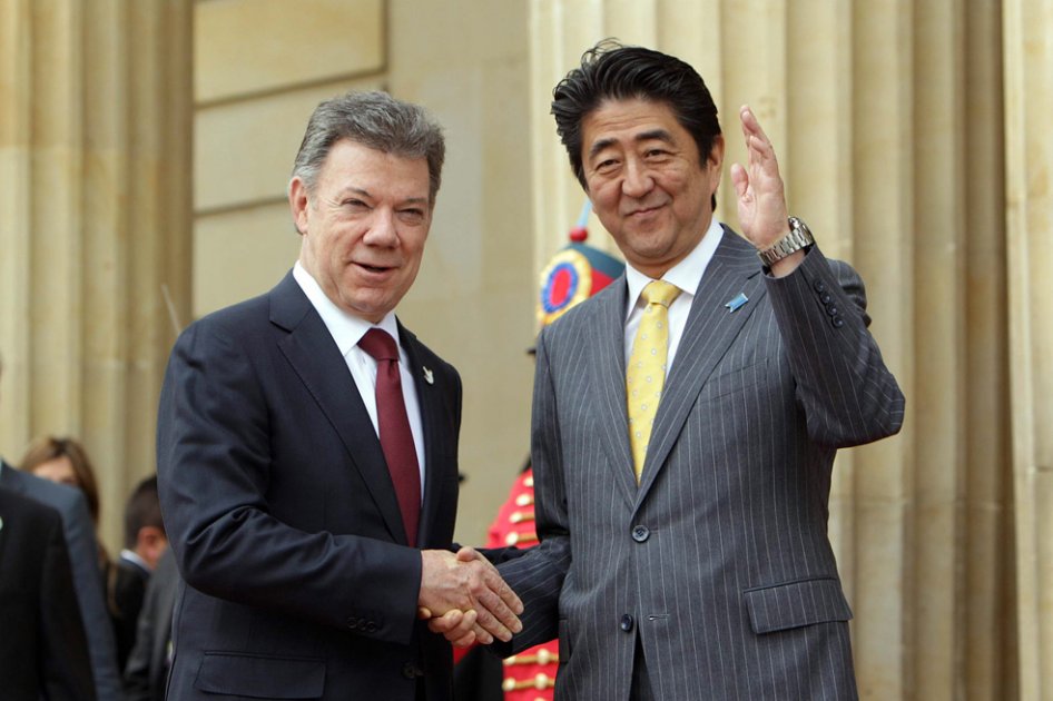 El presidente colombiano, Juan Manuel Santos (i), estrecha la mano del primer ministro de Japón, Shinzo Abe./ EFE