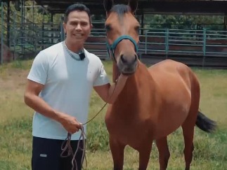 Jhonny Rivera rescata a caballo que se encontraba en mal estado de salud