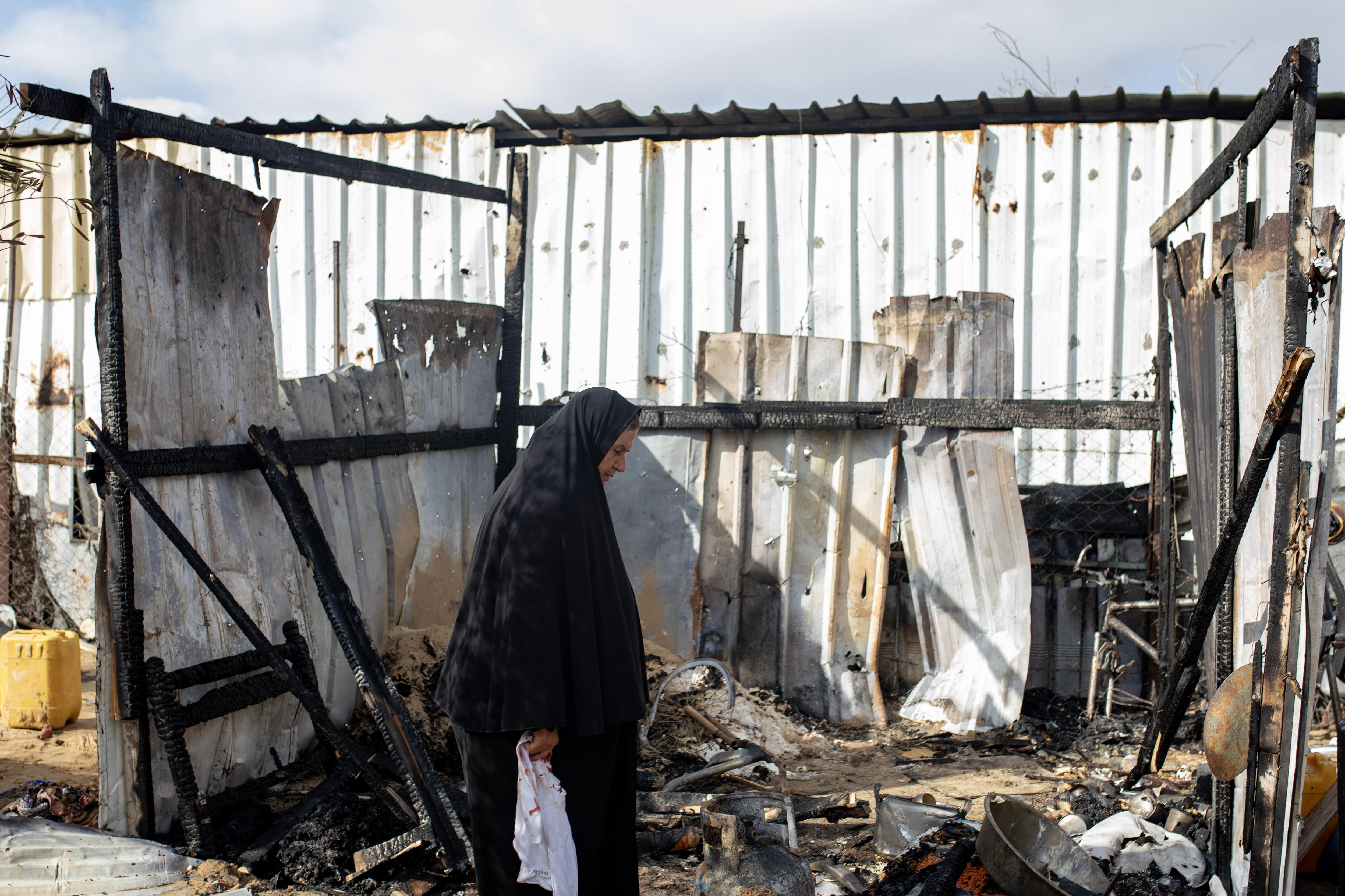 Rafah (-), 19/06/2024.- A Palestinian woman inspects their tents after an Israeli military strike at an area designated as a 'safe zone' for displaced people, between Khan Yunis and Rafah, southern Gaza Strip, 19 June 2024. At least 24 people were killed and over 70 others injured in the past 24 hours, the Palestinian Ministry of Health said on 19 June. More than 37,000 Palestinians and over 1,400 Israelis have been killed, according to the Palestinian Health Ministry and the Israel Defense Forces (IDF), since Hamas militants launched an attack against Israel from the Gaza Strip on 07 October 2023, and the Israeli operations in Gaza and the West Bank which followed it. EFE/EPA/HAITHAM IMAD