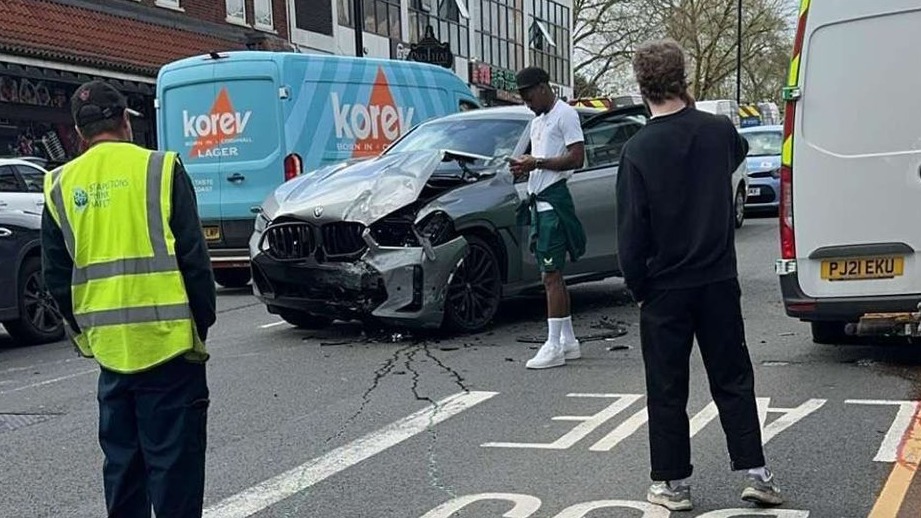 Jhon Jader Durán sufrió un accidente de tránsito en Inglaterra: así quedó su carro