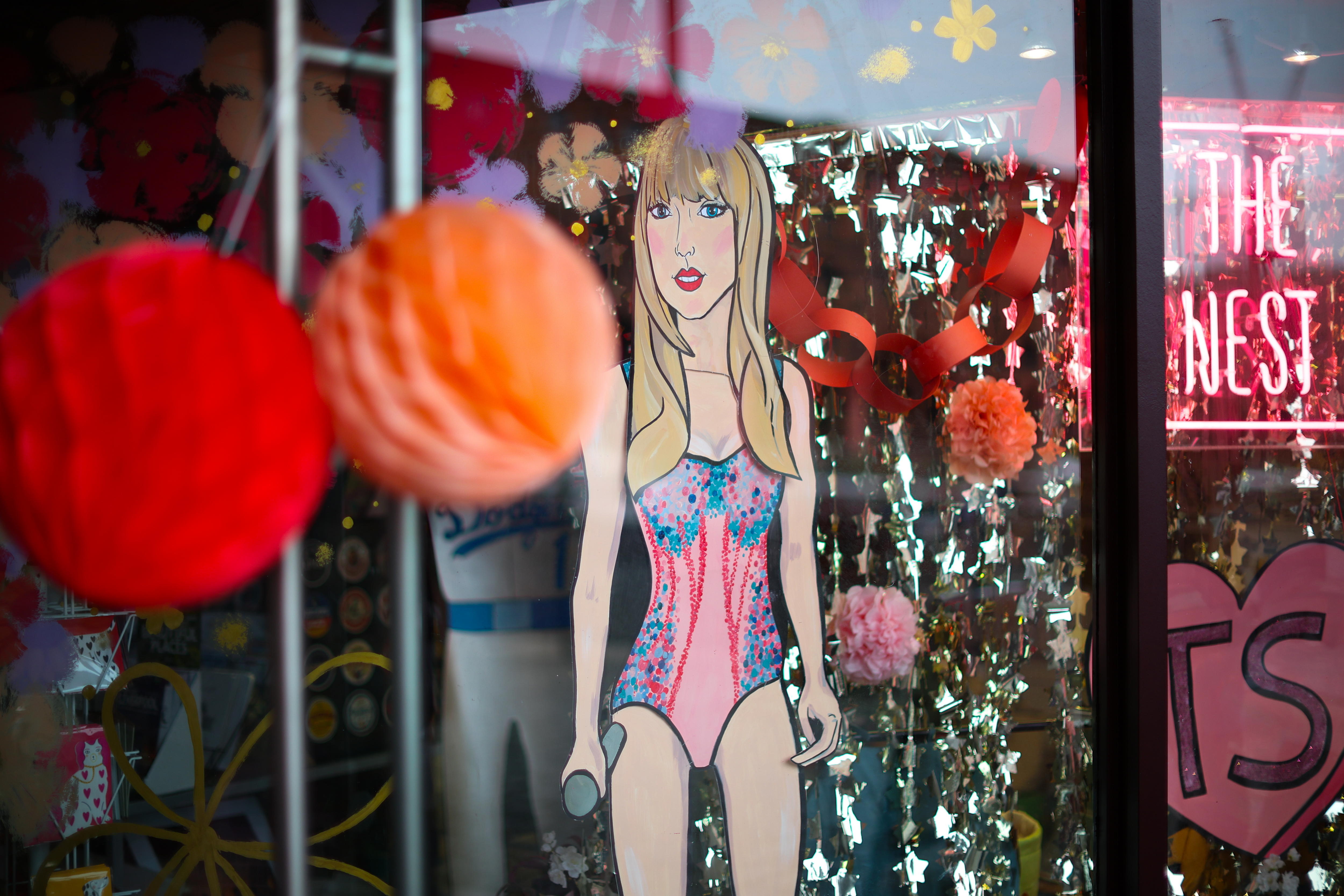 Liverpool (United Kingdom), 13/06/2024.- A Taylor Swift window display at the Albert Dock in Liverpool, Britain, 13 June 2024. Taylor Swift will play three nights at Liverpool FC'Äôs Anfield stadium from 13 to 15 June 2024 as part of her worldwide 'ÄòEras Tour'Äô. (Reino Unido) EFE/EPA/ADAM VAUGHAN