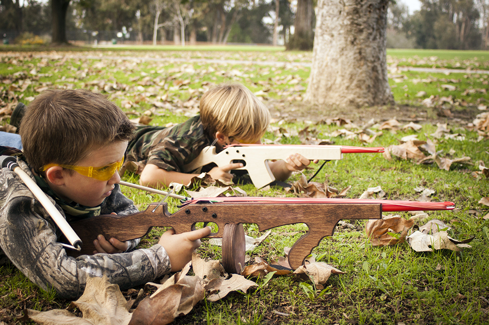Ver películas violentas hace que los niños se interesen más por las armas de fuego