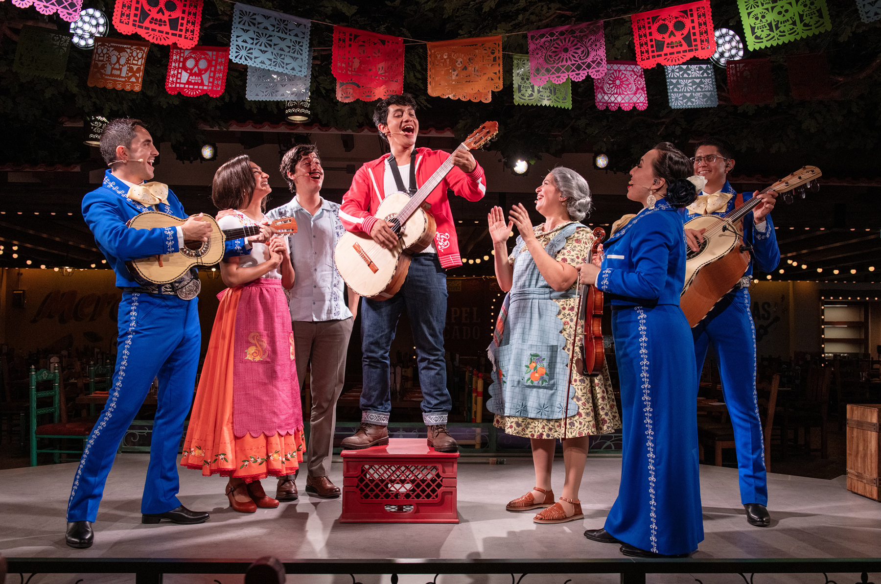 Miguel y su familia llevan a los huéspedes a un viaje colorido y lleno de música que celebra los preciados recuerdos familiares y la unión con un menú de cena festivo que ofrece un toque moderno a la comida tradicional mexicana.