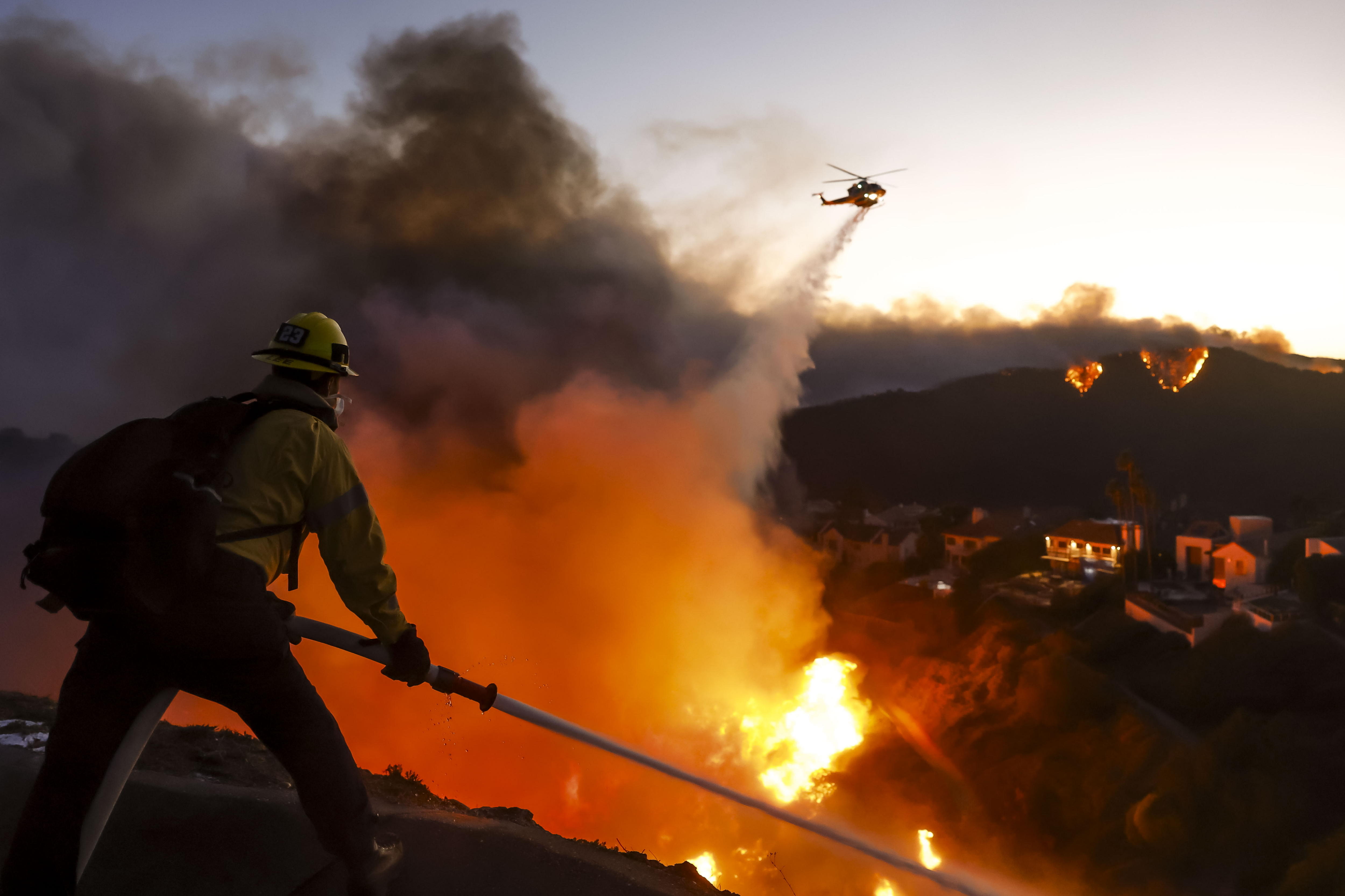 Incendio forestal obligó a evacuar más de 30.000 personas en Los Ángeles