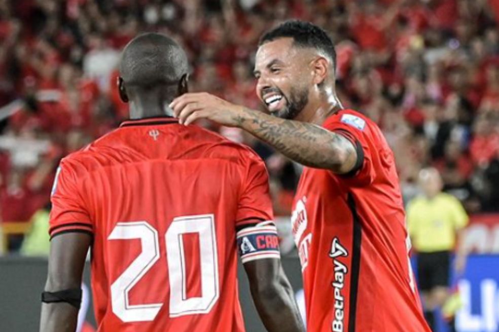 Adrián Ramos (izq) junto a Edwin Cardona en la victoria 4-1 de América de Cali sobre Atlético Nacional.
