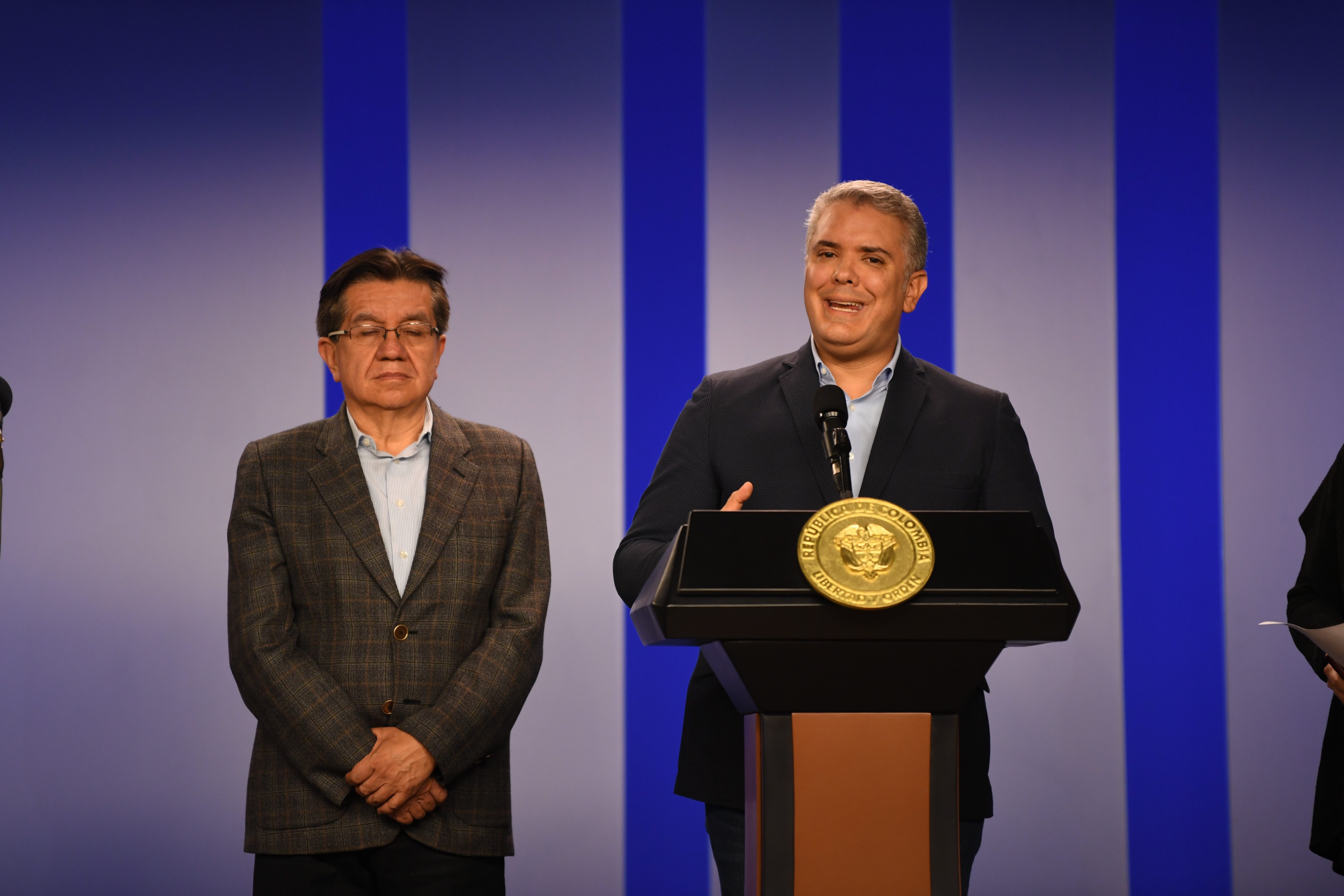 Presidente de Colombia durante rueda de prensa junto a María Victoria Angulo, ministra de Educación y Fernando Ruiz ministro de salud a días de decretarse el aislamiento obligatorio por la pandemia del nuevo coronavirus covid – 19 en el país
