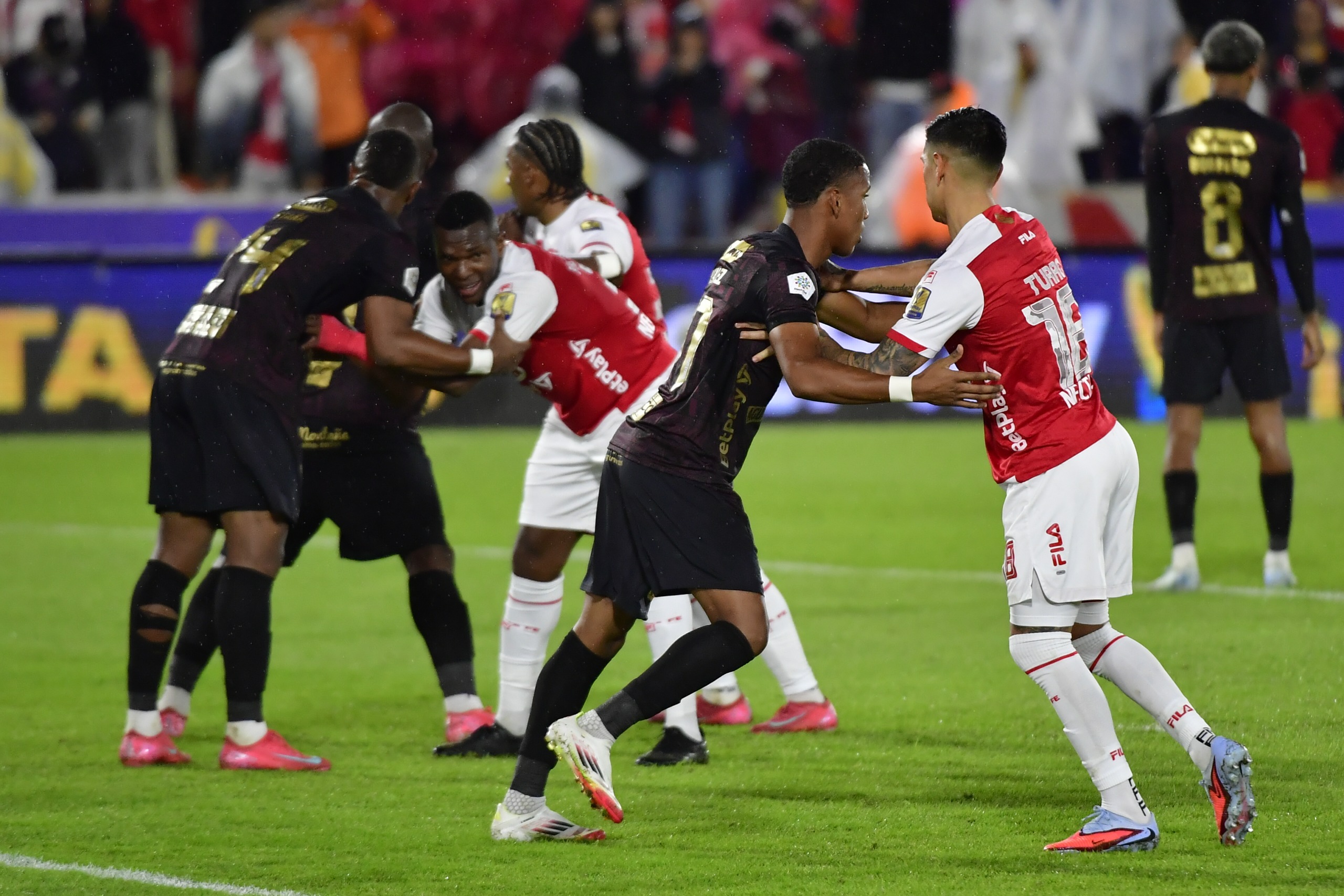 Santa Fe y América se han enfrentado 249
veces. Los bogotanos ganaron 75 de esos duelos, contra 88 de los vallecaucanos. Los 86 restantes terminaron en empate.