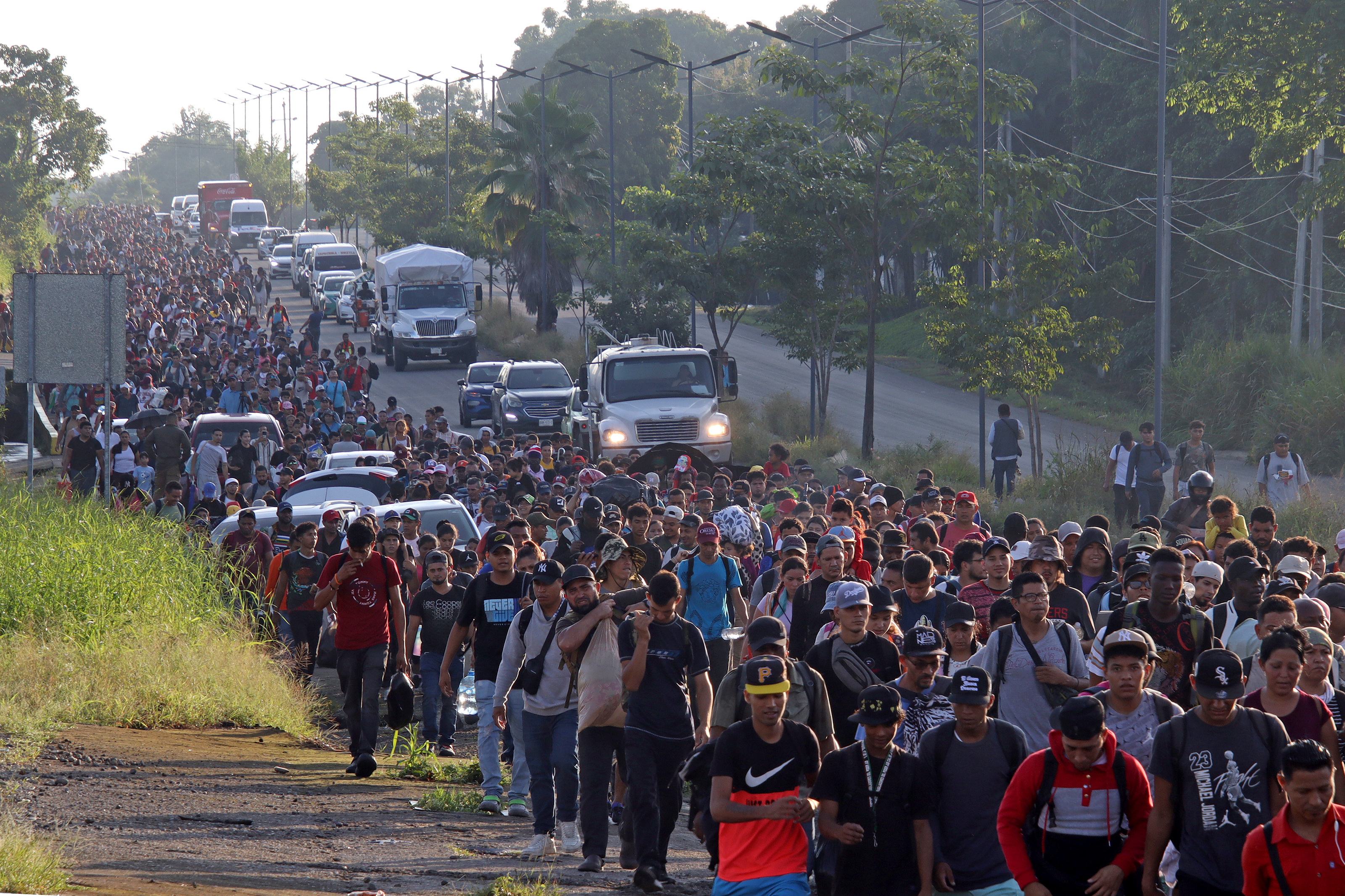 MEX4418. TAPACHULA (MÉXICO), 05/11/2024.- Migrantes parten en caravana rumbo a EEUU, este martes, en el municipio de Tapachula en el estado de Chiapas (México). Miles de migrantes salieron este martes en caravana desde la frontera sur de México, para pedir, en el marco de las elecciones de Estados Unidos que se celebran este martes, que no se endurezcan más las políticas migratorias para ingresar a aquel país. EFE/ Juan Manuel Blanco