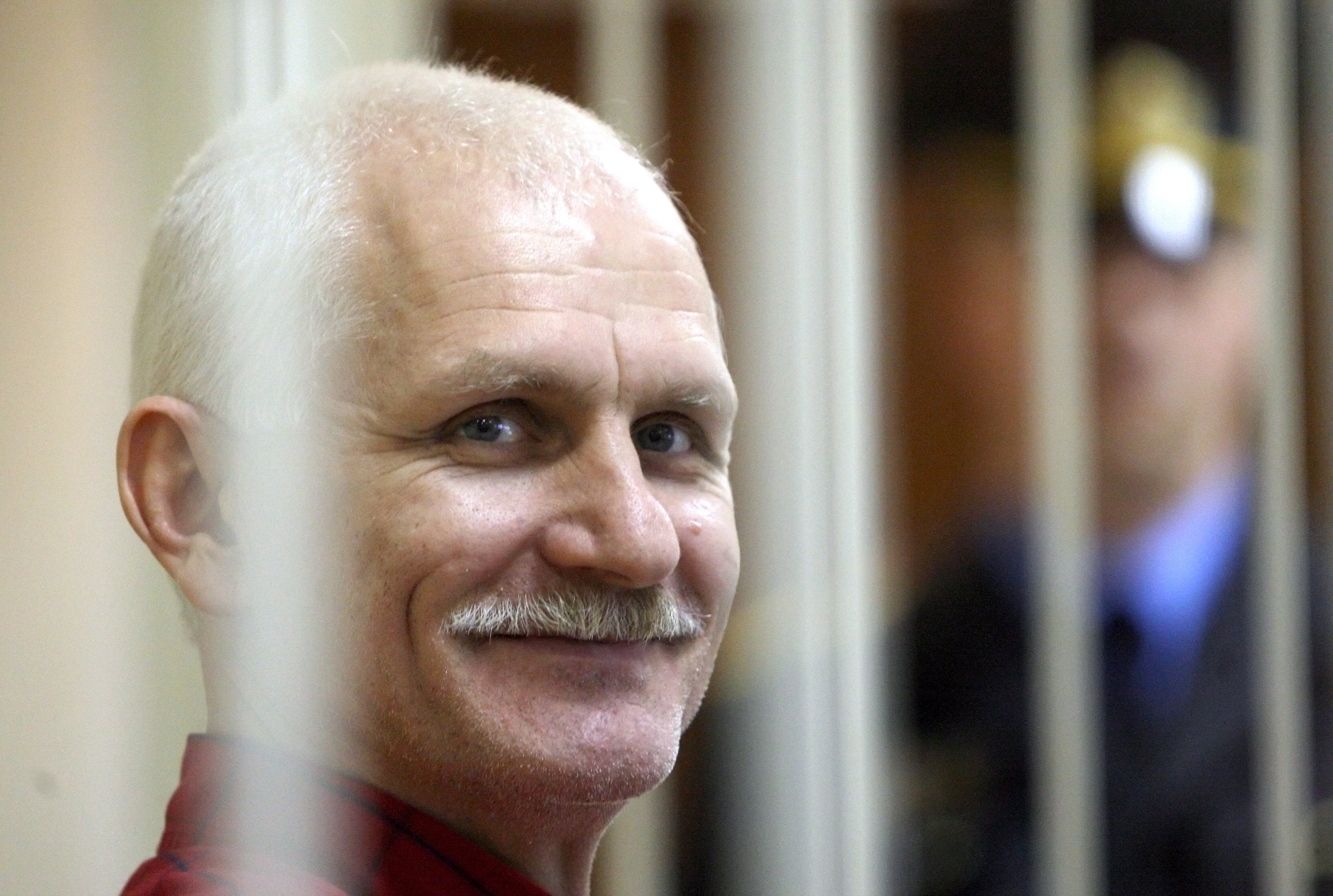 Bielorrusia condenó a Alés Bialiatski, premio nobel de paz, a 10 años de prisión
