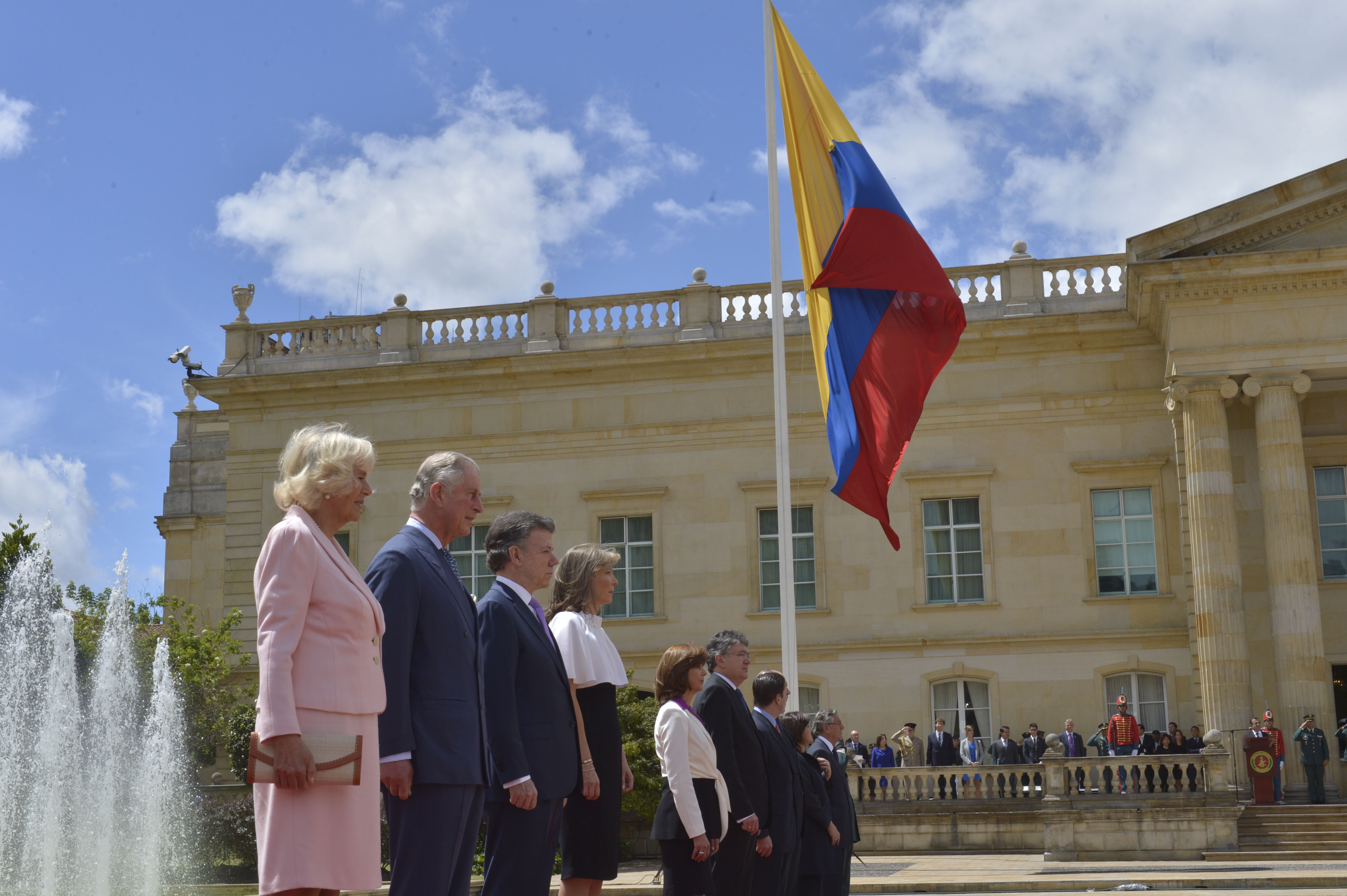 Cuando aún era príncipe de Gales, Carlos vino a Colombia en compañía de su esposa, Camila, entonces duquesa de Cornualles, para reforzar las relaciones con Reino Unido. Fu recibido por el presidente Juan Manuel Santos y visitó proyectos de agricultura sostenible en varias partes del país.