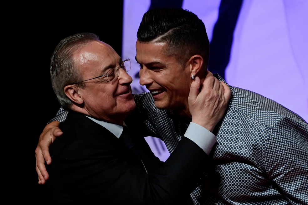 Florentino Pérez junto a Cristiano RonaldoAFPCristiano destacó su rendimiento la pasada temporada tras salir del Real Madrid, después de nueve años, a otra liga como la Serie A: "No es fácil salir del Real Madrid después de estar nueve años y llegar a Italia, en una liga diferente, compañeros diferentes, con 33 años... pero fue una de las mejores temporadas que he hecho".El portugués fue preguntado por niños durante el acto y respondió con un "yo también" después de que uno le dijera que le dio pena que se marchase del Real Madrid".Destacó de su palmarés la Eurocopa conquistada con Portugal como el trofeo más importante que ha ganado: "Todos los trofeos son importantes, pero a nivel de clubes ya gané la Champions, Supercopa, la Liga... posiblemente la Supercopa con Portugal fue el trofeo más importante de mi carrera porque es mi país, mi familia... posiblemente sea el trofeo más especial que haya ganado en mi carrera", dijo tras pensárselo durante unos segundos.Por último, el delantero aseguró que intentará volver a ganar la Liga de Campeones a pesar de la dificultad y señaló que el Barcelona ha fichado bien durante este mercado veraniego: "Lo intentaremos, como siempre. Sabemos que es una competición muy, muy difícil y que todos los equipos quieren ganar. Madrid, Barcelona, que se reforzó muy bien, Atlético, City... Ojalá, vamos a luchar por ello".Elpremio que le otorgaron lo ecibió Michael Jordan por primera vez en 1997. Uniéndose a una lista de nombres ilustres entre las que figuran Leo Messi, Diego Armando Maradona, Rafa Nadal, Marc Márquez o Magic Johnson, entre otros.