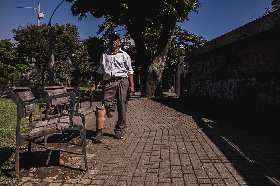 Luis Eduardo Mazo, también miembro de la asociación, pisó una mina en 2007 en el sur de Córdoba. Hoy tiene 63 años y vive en una vereda de Copacabana (Antioquia) trabajando la tierra. Pero lo que tiene en su finca no le da para vivir y entonces, con la prótesis, se va a jornalear en fincas vecinas al menos dos días a la semana.