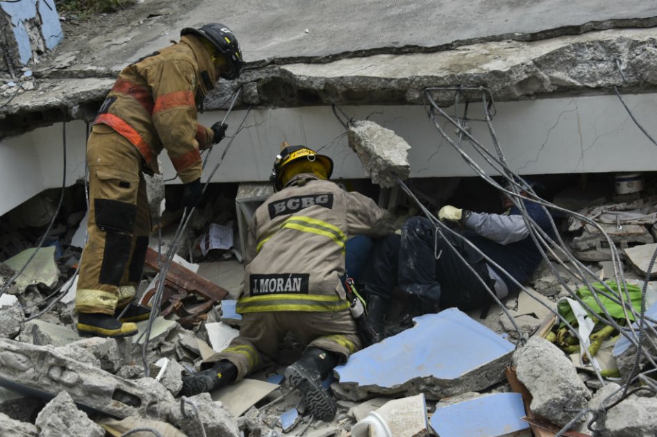 Hallan con vida a niño colombiano en ciudad más afectada por terremoto en Ecuador
