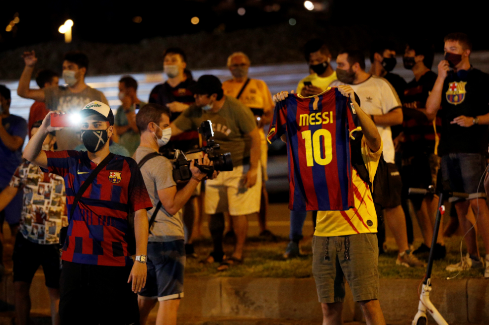 Así se vive en los alrededores del Camp Nou tras el anuncio Messi