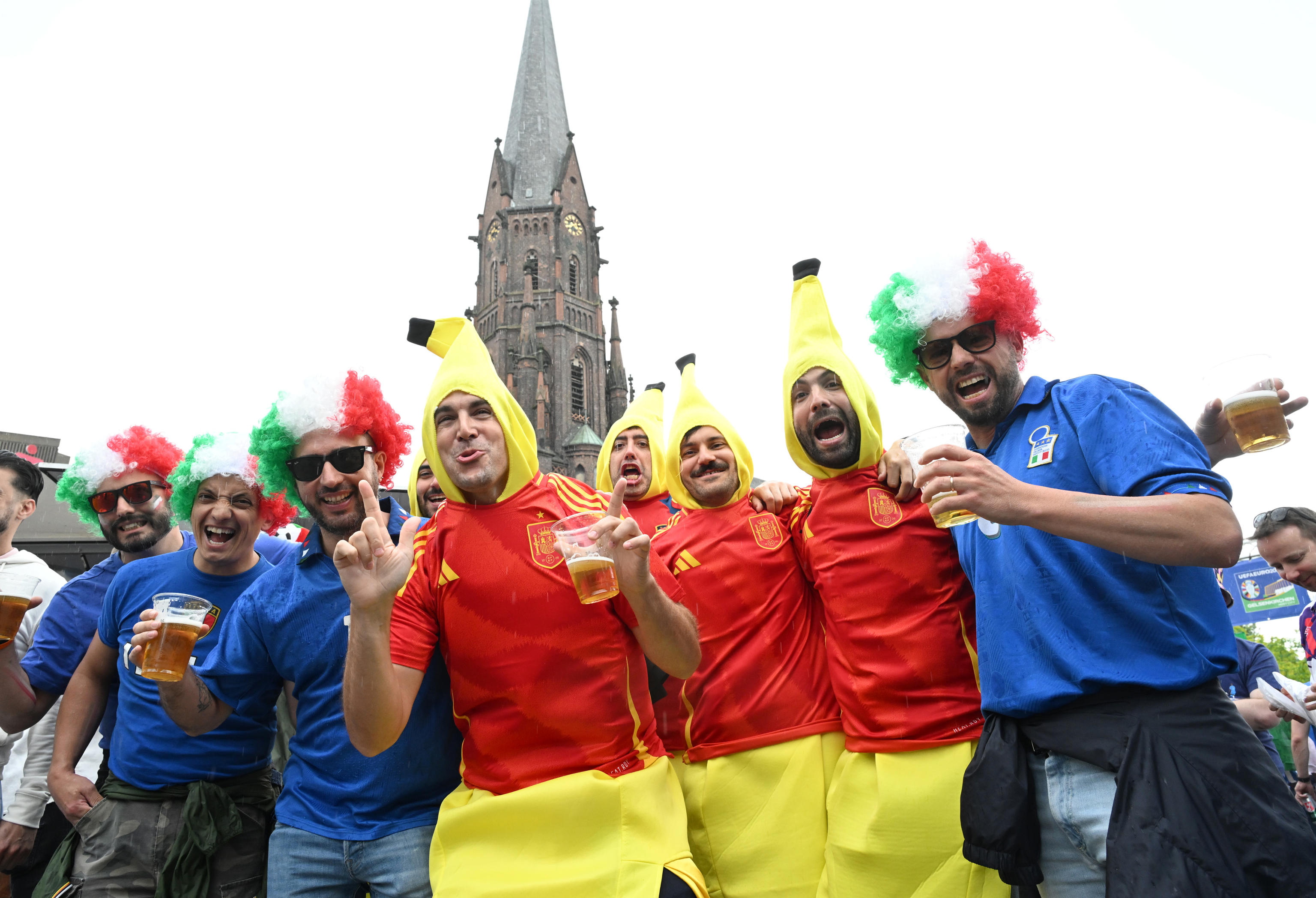 Gelsenkirchen (Germany), 20/06/2024.- Supporters of Italy and Spain gather at a fan zone before the UEFA EURO 2024 Group B match between Spain and Italy, in Gelsenkirchen, Germany, 20 June 2024. (Alemania, Italia, España) EFE/EPA/DANIEL DAL ZENNARO