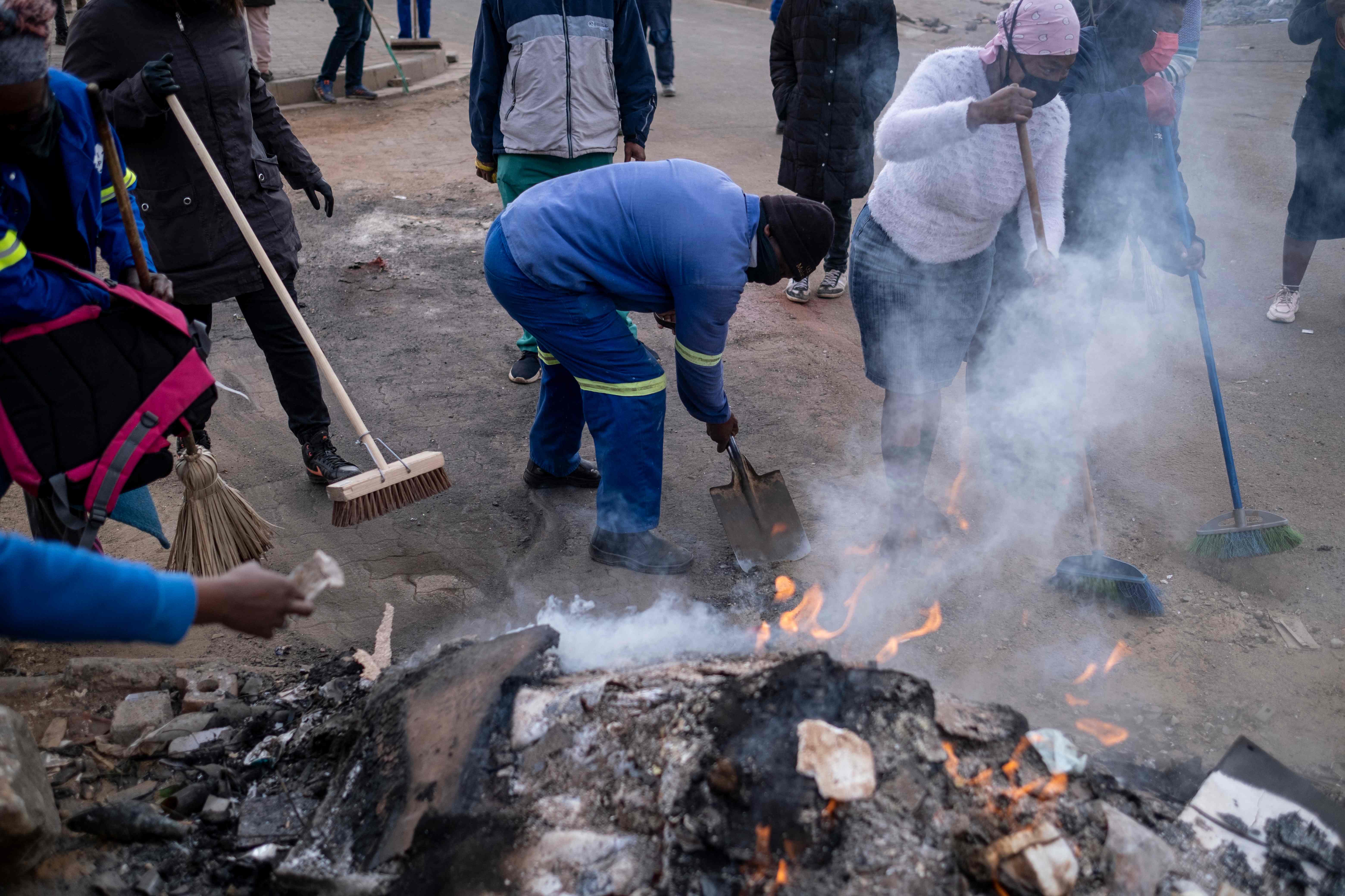 La violencia que sacude a Sudáfrica desde hace casi una semana ha dejado al menos 117 muertos.