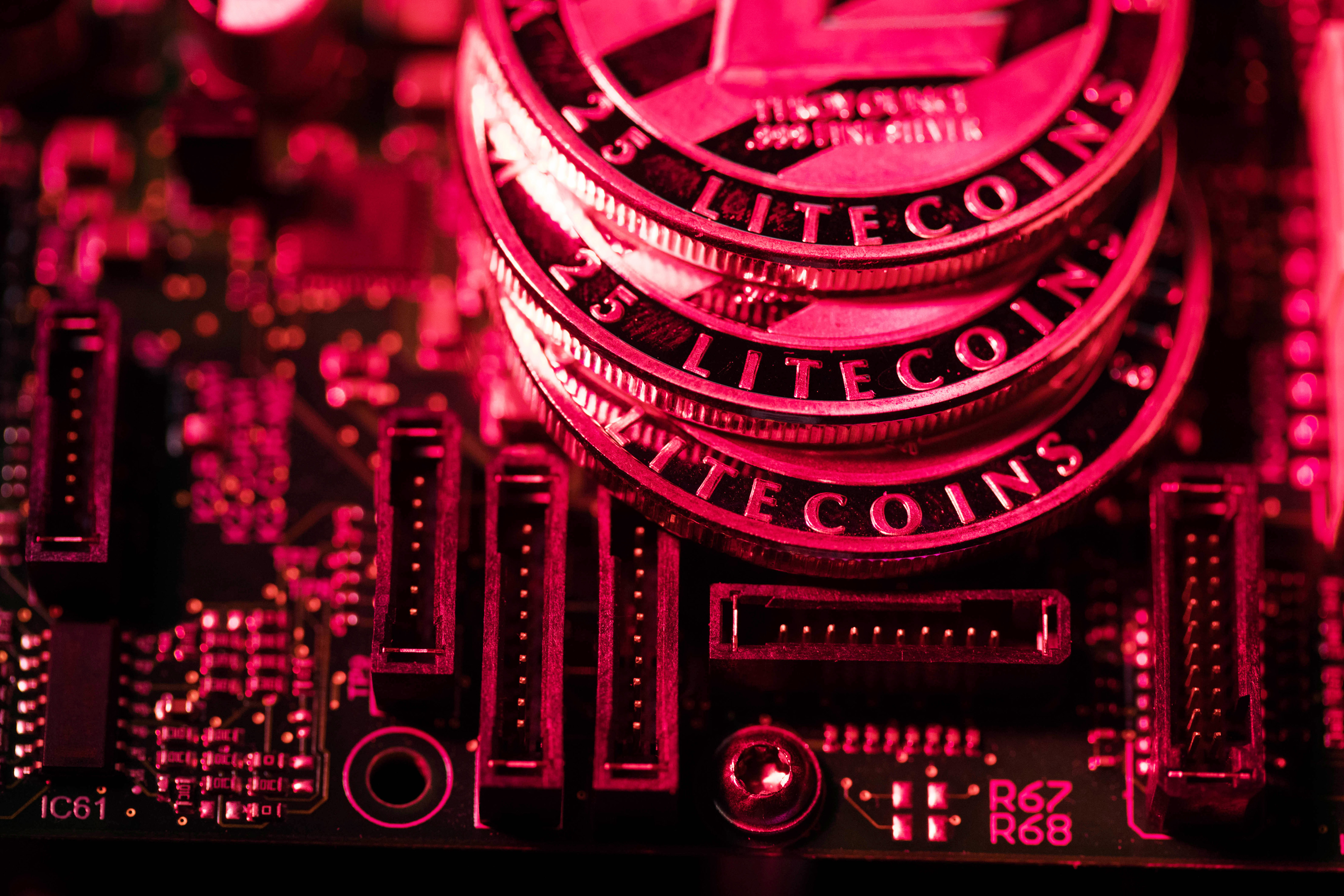 Uno año después de batir récords, las criptomonedas vacilan