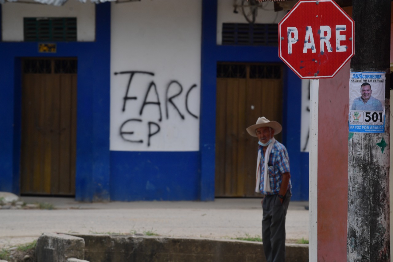 En las paredes de Saravena se ven grafitis de las Farc-EP o el Eln