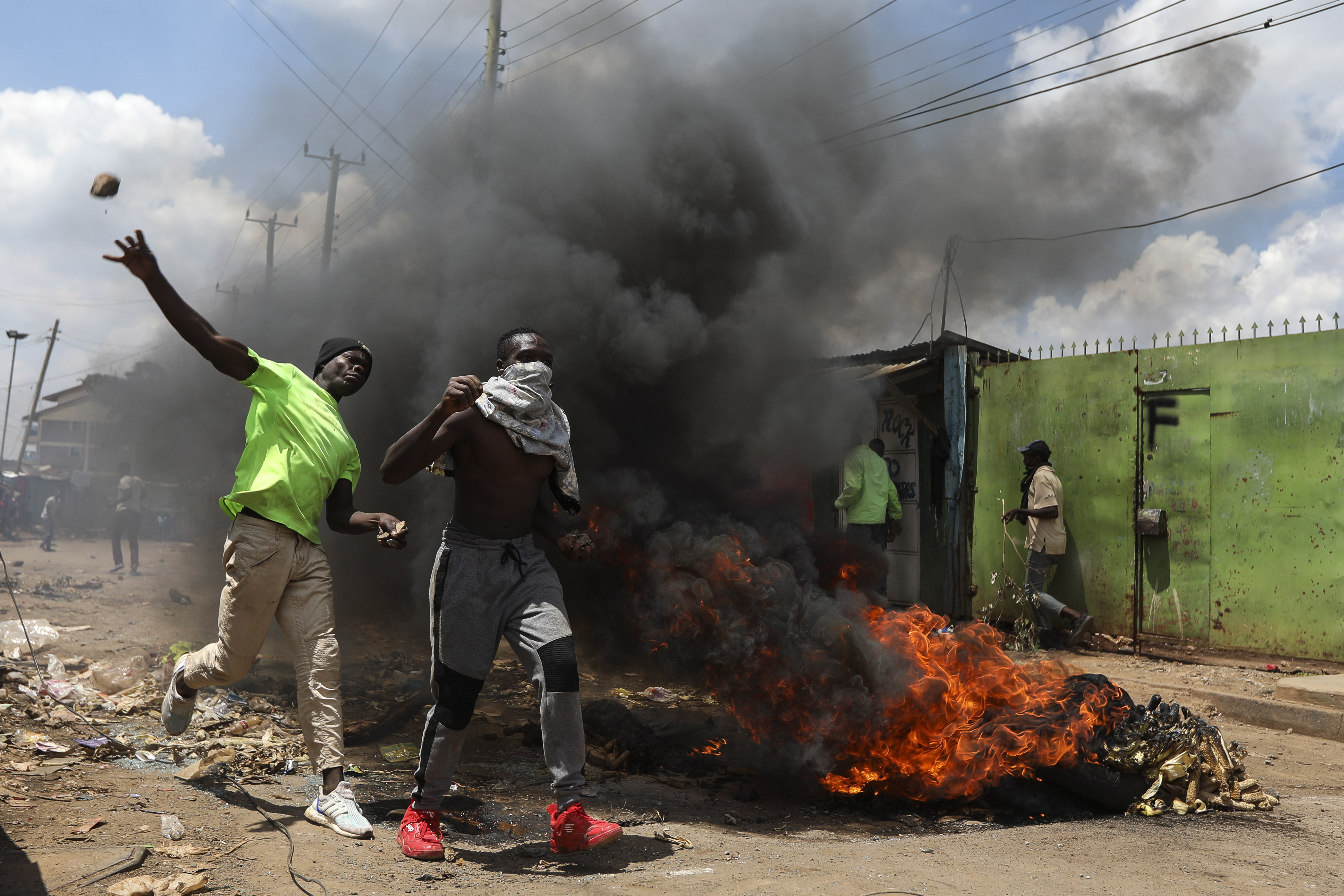 Caos en Kenia: policía ataca convoy de líder de la oposición en medio de protestas