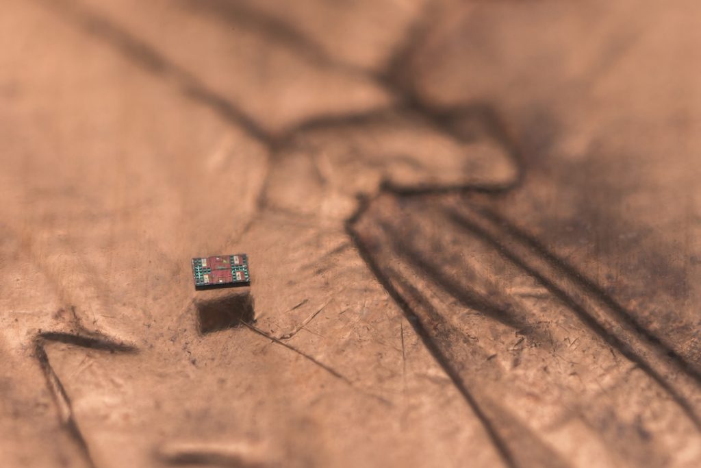 Microrrobot sobre un centavo estadounidense, lo que da una idea de su escala.