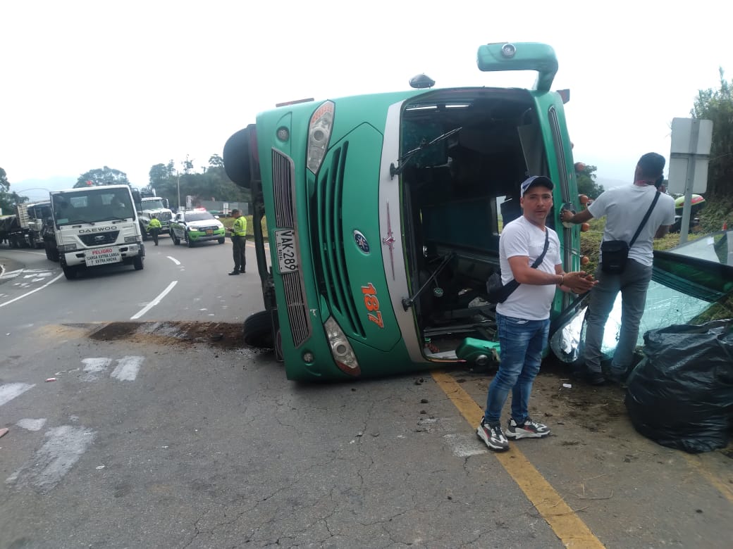 Se accidentó bus de la ruta Villeta-Bogotá con 14 pasajeros, 6 con heridas graves