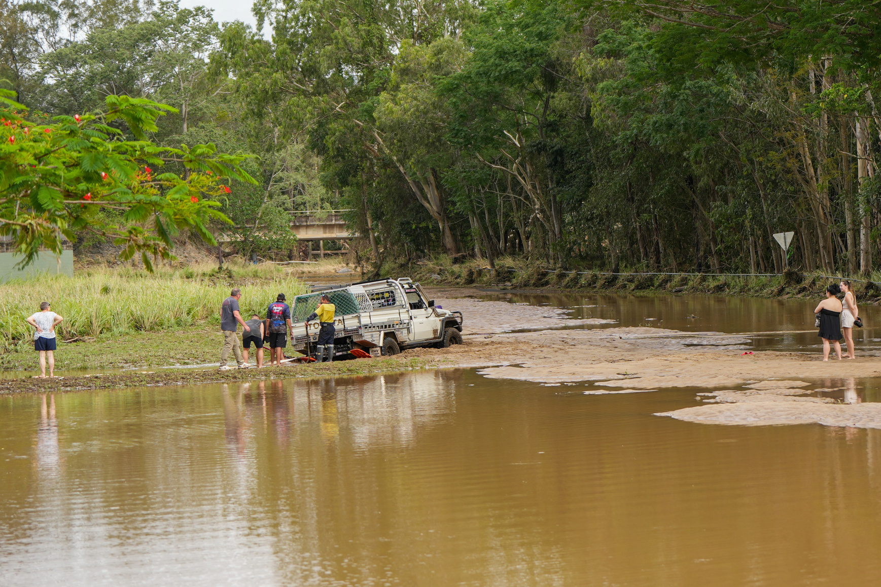 Cairns (Australia), 18/12/2023.- People attempt to rescue a vehicle bogged in mud from the receding floodwaters in Cairns, Queensland, Australia, 18 December 2023. Residents in far north Queensland are bracing for more rain and further significant flooding. EFE/EPA/NUNO AVENDANO AUSTRALIA AND NEW ZEALAND OUT