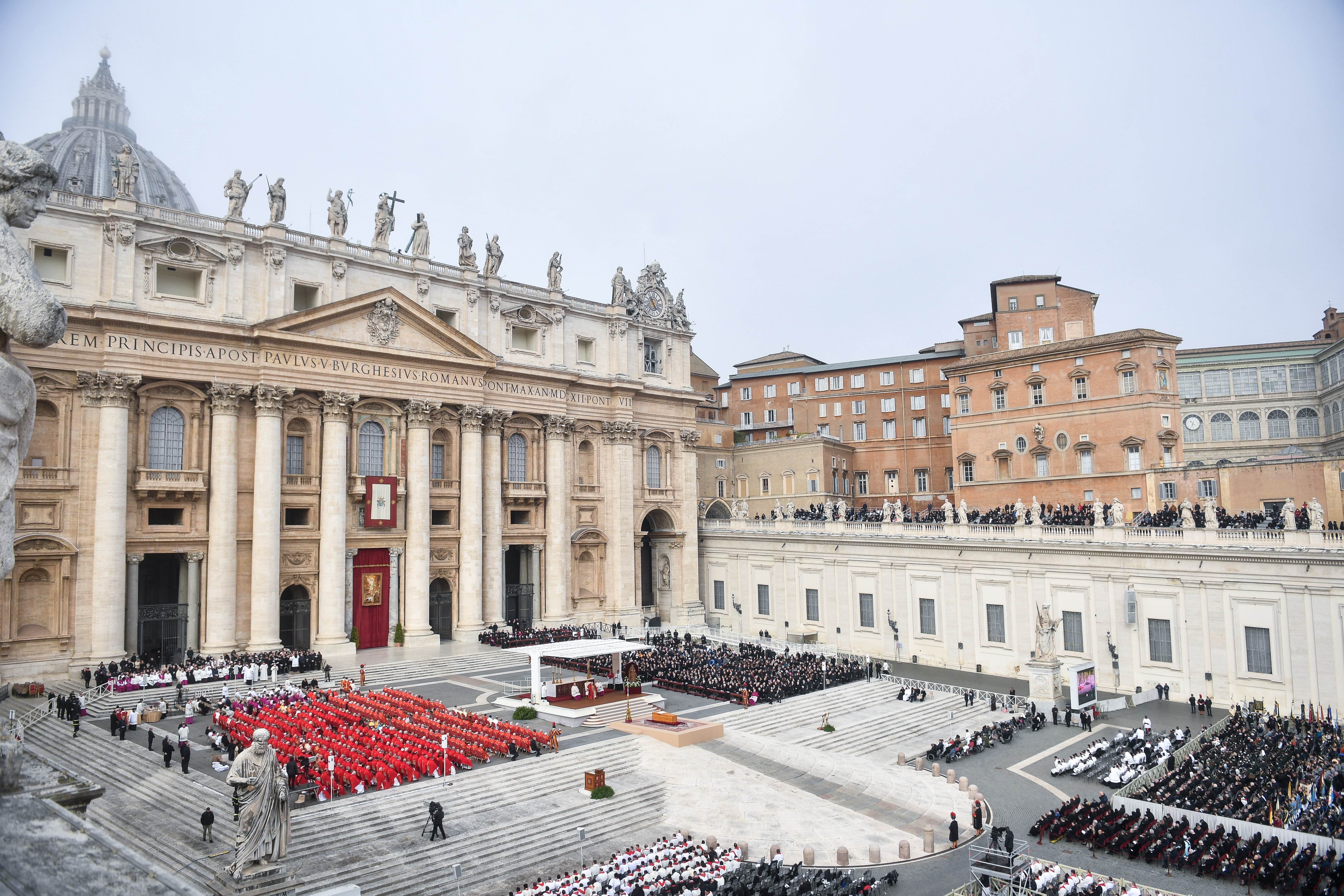 El funeral del papa emérito, quien murió a los 95 años el sábado 31 de diciembre, se llevó a cabo tras tres días de velación en los que más de 200.000 personas visitaron los restos mortales de Benedicto XVI.