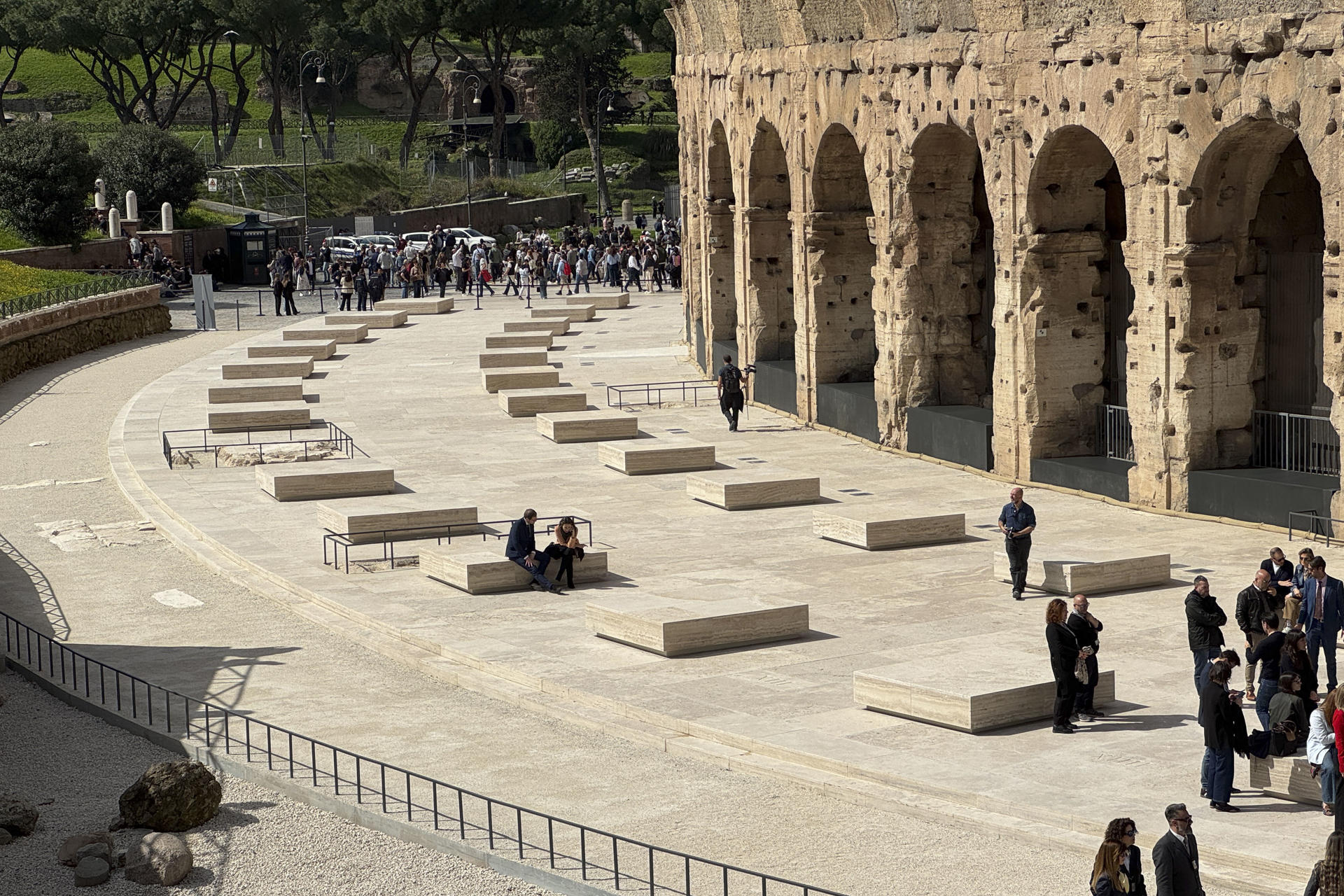 ROMA, 17/03/2026.- El Coliseo de Roma estrena nueva pavimentación exterior en mármol blanco, un proyecto que ha causado gran controversia entre arqueólogos y expertos en patrimonio. EFE/ Daniel Cáceres

