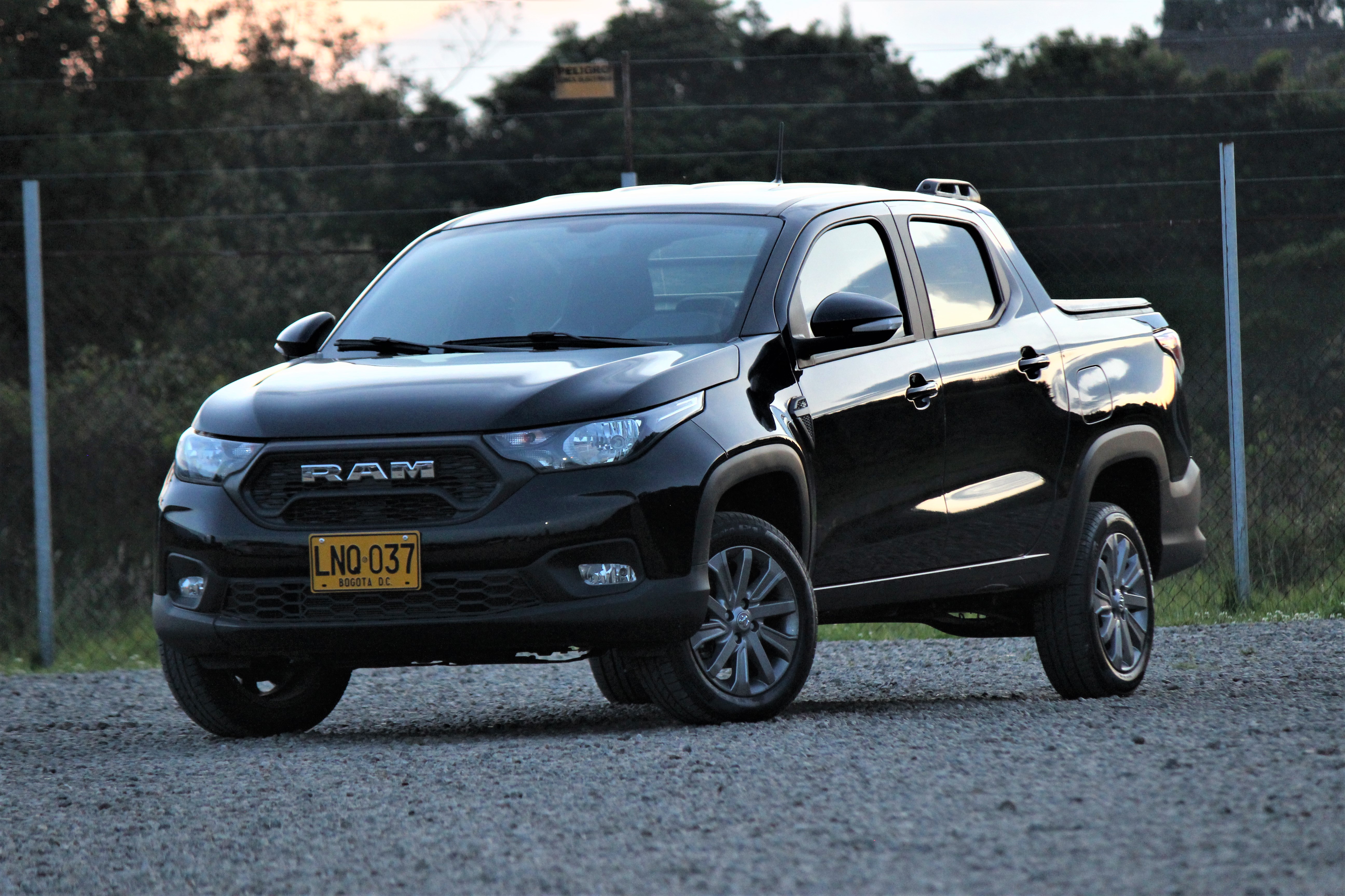 Las Ram 700 Bighorn manual y doble cabina que se vende en Colombia cuenta con un motor Fire 1.4 litros, capaz de generar hasta 84 caballos de potencia y un torque máximo de 122 Nm.