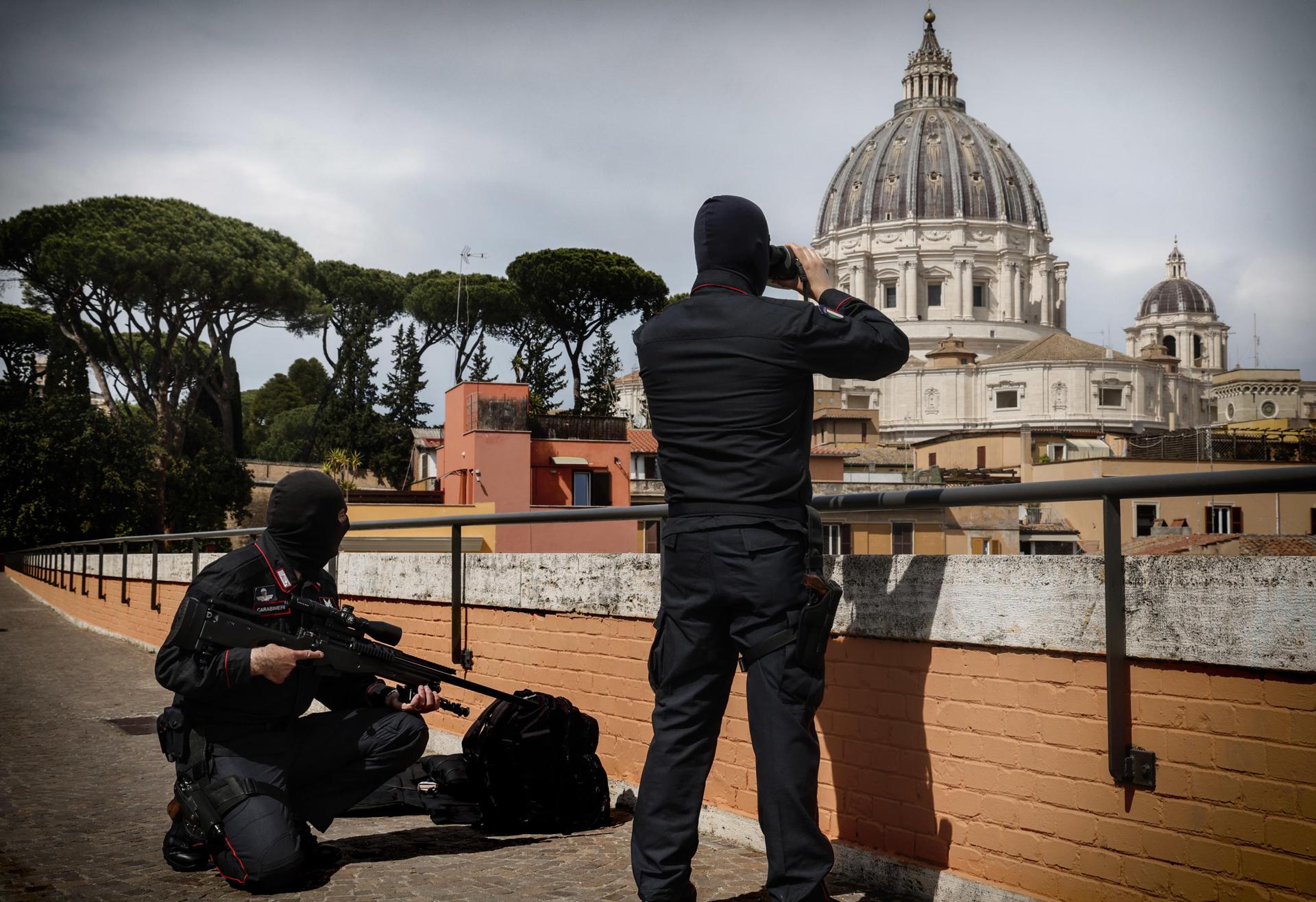 Policías, francotiradores, ¿por qué tanta seguridad para funeral del papa?