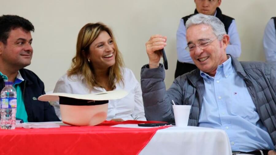 Uribe sale en defensa de la senadora Paola Holguín, tras la derrota en Medellín