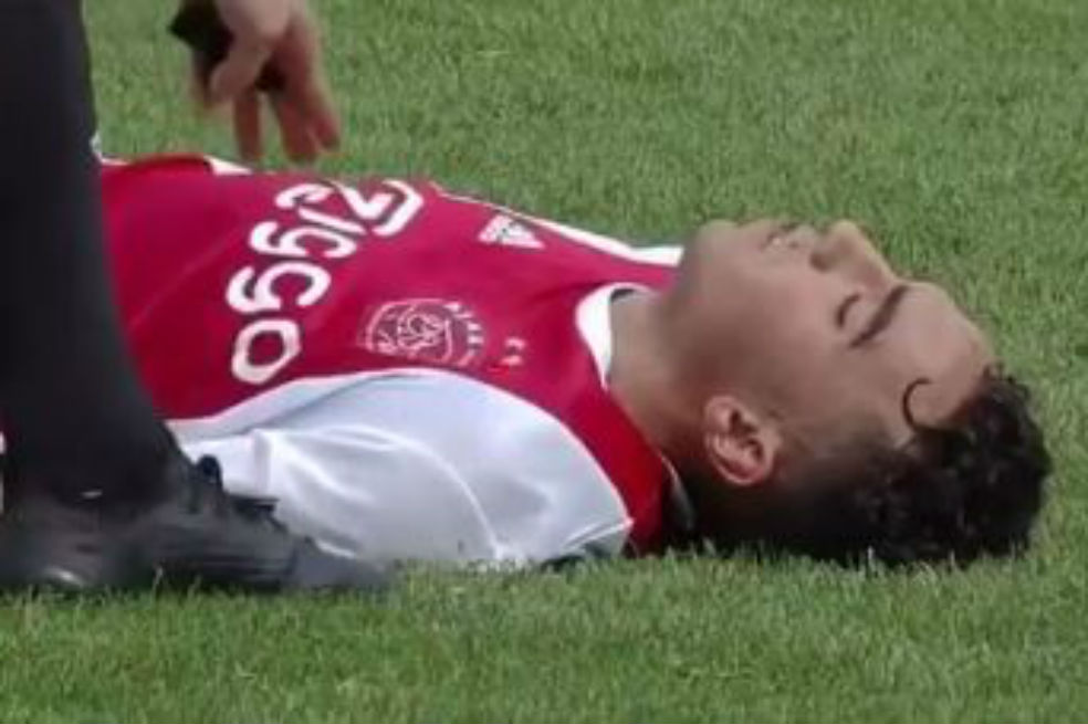 Jugador del Ajax se desploma en un partido por arritmia cardíaca