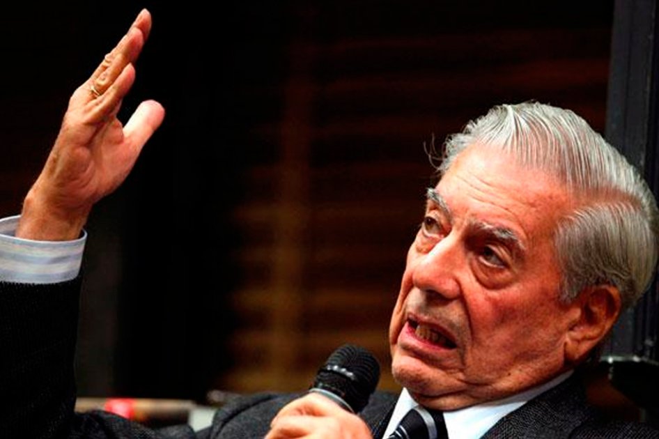 Rompen libro de Vargas Llosa mientras daba charla en feria del libro
