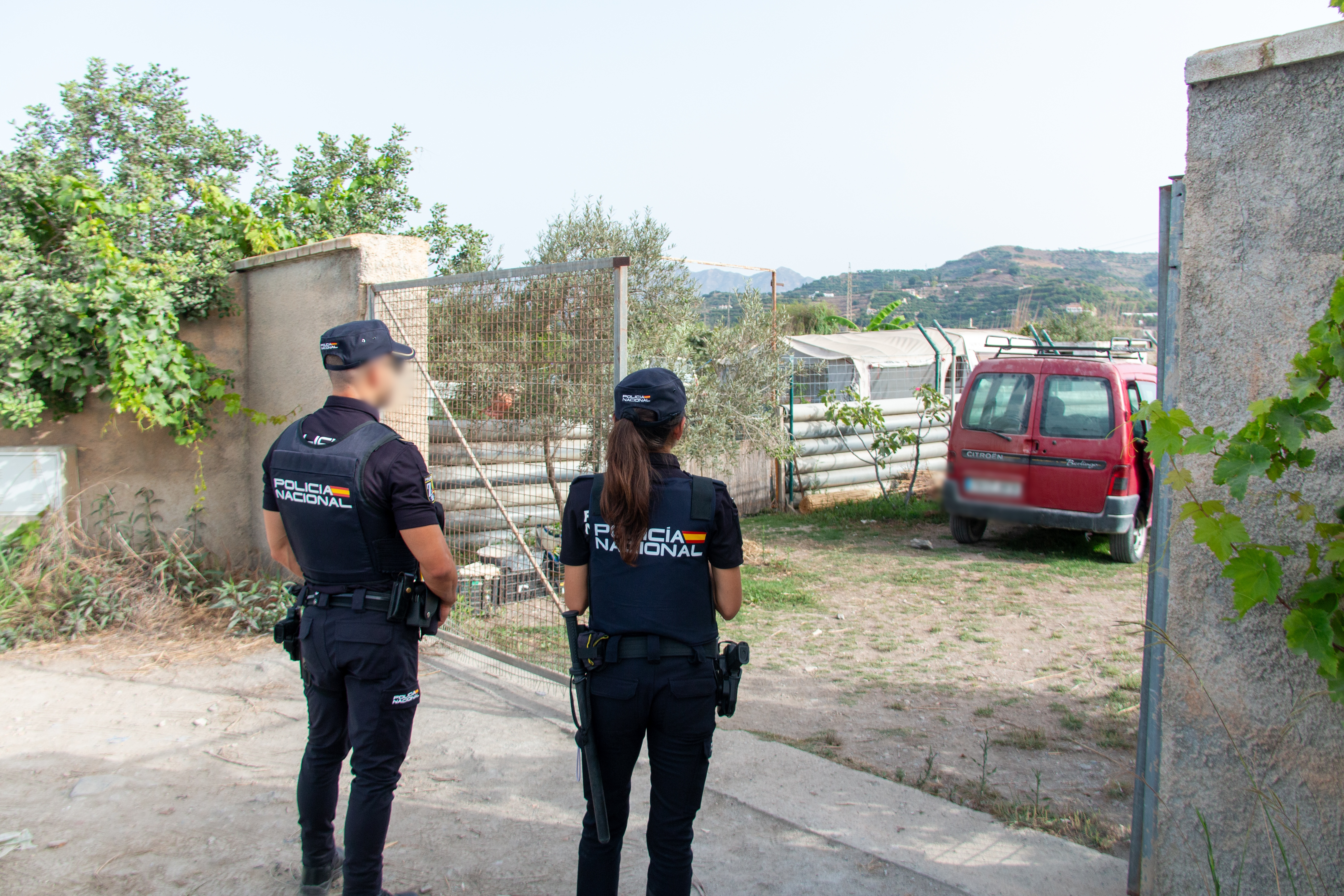 GRANADA, 19/07/2024.- Agentes de la policía en el lugar donde una mujer de 51 años, ha sido hallada muerta con signos de violencia este jueves en Motril (Granada). La mujer fue localizada en el interior de una caravana ubicada en un cortijo de la localidad costera. EFE/  Alba Feixas