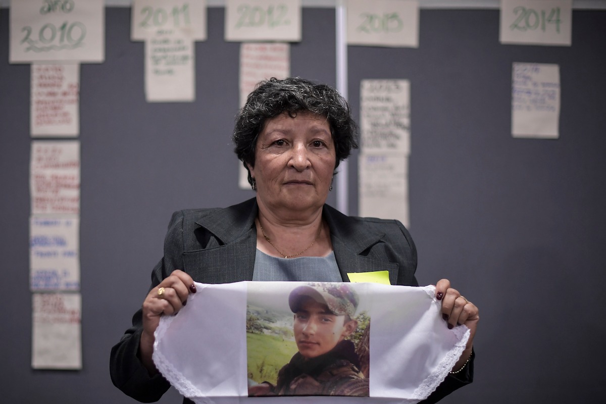 Hace siete años que Aideé Forero perdió a su hijo, el soldado bachiller David Sebastián Galvis Forero.Mauricio Alvarado.En esos días de renacer desde la memoria, Forero se unió también a otras madres que habían pasado por lo mismo que ella, y que se conocieron en medio de la atención del Ejército. Conformaron la Fundación Color y Esperanza por Nuestros Héroes y empezaron a trabajar juntas. Desde hace tiempo querían acercarse al otro sector, a los que fueron los enemigos de sus hijos en la guerra: los antiguos miembros de la guerrilla de las Farc. Ese encuentro sucedió este 26 de febrero en Bogotá. Durante dos días, las madres, junto a un grupo de soldados que perdieron sus miembros en accidentes con minas o en combates, se reunieron con integrantes del ahora partido FARC. Entre ellos, Rodrigo Londoño, quien fue el máximo jefe de la guerrilla y quien firmó el acuerdo de paz con el Estado.