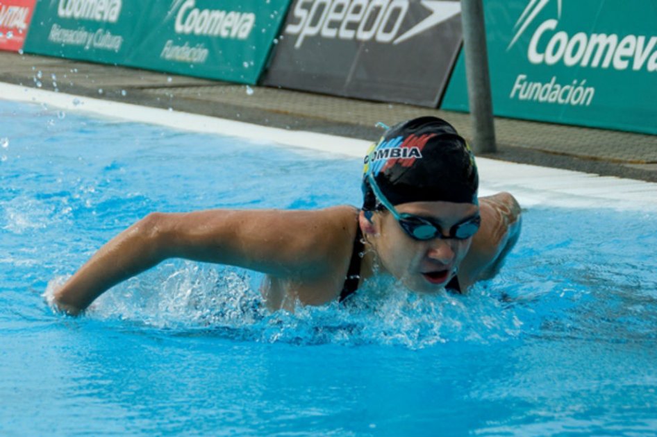 Juanita Moya logró la medalla de oro en 400 m combinado individual. Foto: Fecna