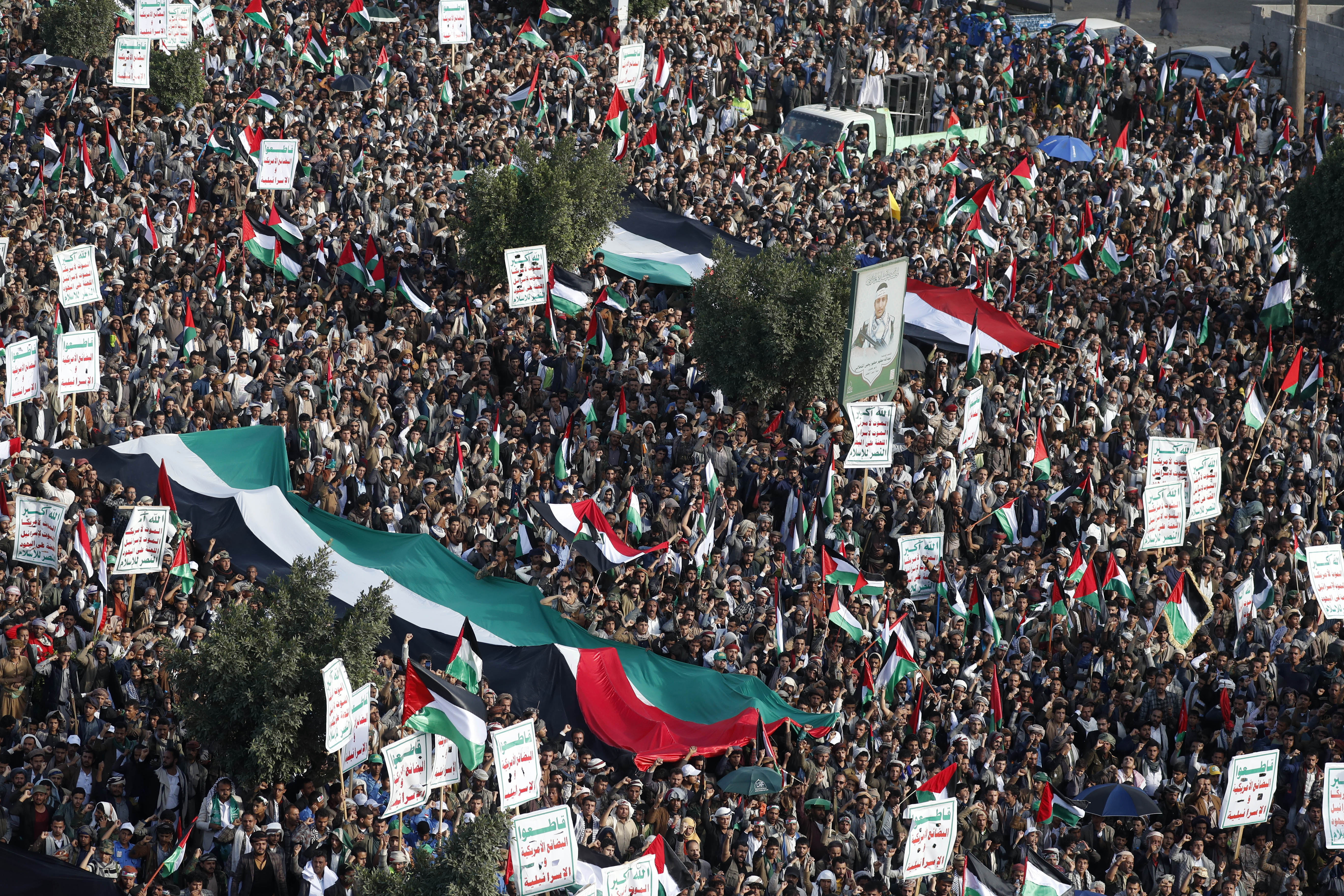 Sana'a (Yemen), 18/10/2023.- Yemenis hold Palestinian flags during an anti-Israel protest to show solidarity with the Palestinians, after the Gaza hospital blast, in Sana'a, Yemen, 18 October 2023. According to Palestinian authorities in Gaza, hundreds of people have been killed in the explosion at a Gaza hospital on 17 October. Israel has denied responsibility and said a Palestinian Islamic Jihad (PIJ) rocket misfire caused the blast. (Protestas) EFE/EPA/YAHYA ARHAB