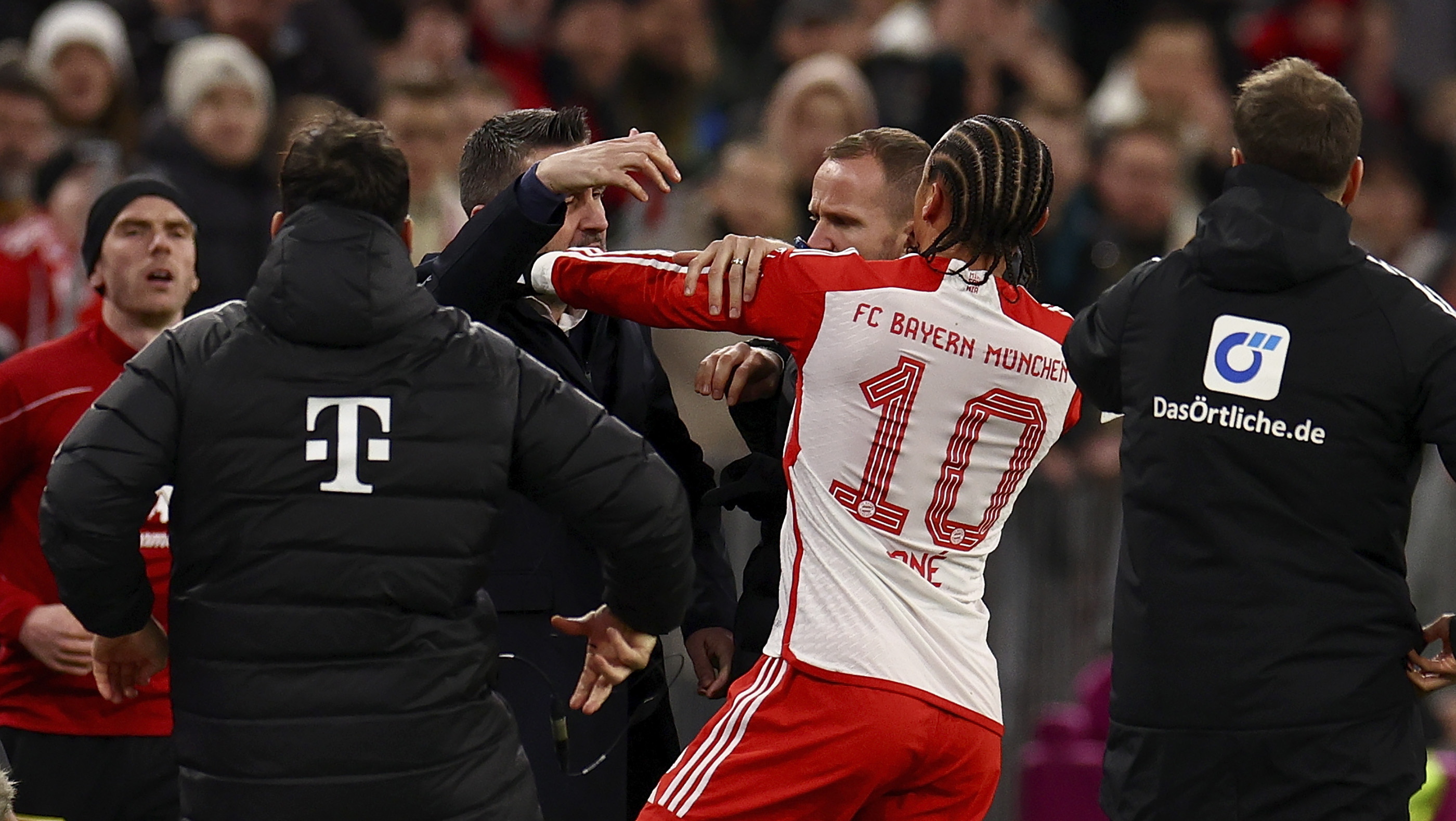 Munich (Germany), 24/01/2024.- Munich's Leroy Sane (R) and Union'Äôs head coach Nenad Bjelica (L) interact during the German Bundesliga soccer match between FC Bayern Munich and Union Berlin in Munich, Germany, 24 January 2024. (Alemania) EFE/EPA/ANNA SZILAGYI CONDITIONS - ATTENTION: The DFL regulations prohibit any use of photographs as image sequences and/or quasi-video.