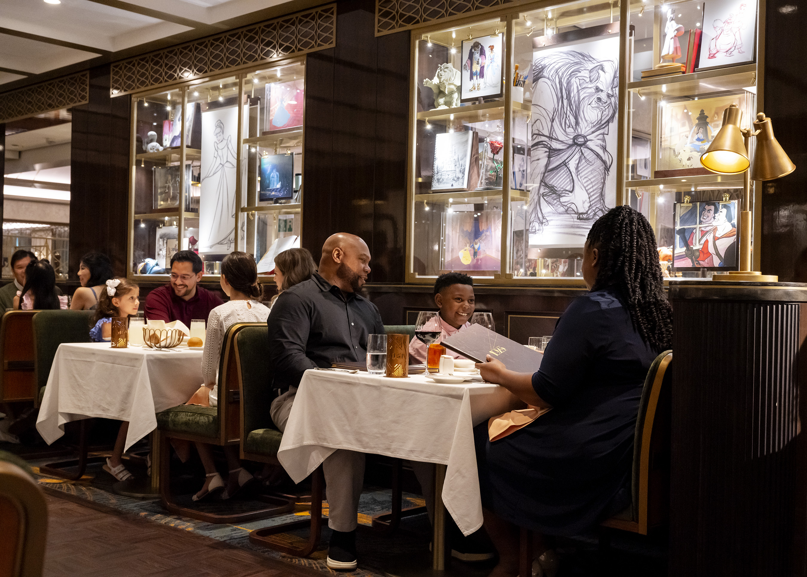 Otro de los restaurantes familiares incluidos en el Wish, es 1923. Llamado así por el año en que se fundó The Walt Disney Studios, este sofisticado restaurante evoca el brillo y el glamour de Hollywood, al tiempo que celebra el espíritu inquebrantable del estudio original que lo empezó todo. Viaje en el tiempo mientras cena entre guiones gráficos, bocetos y objetos de utilería que ilustran el proceso de animación de Disney, y deléitese con algunos de los tentadores sabores que se encuentran en todo el Estado Dorado.