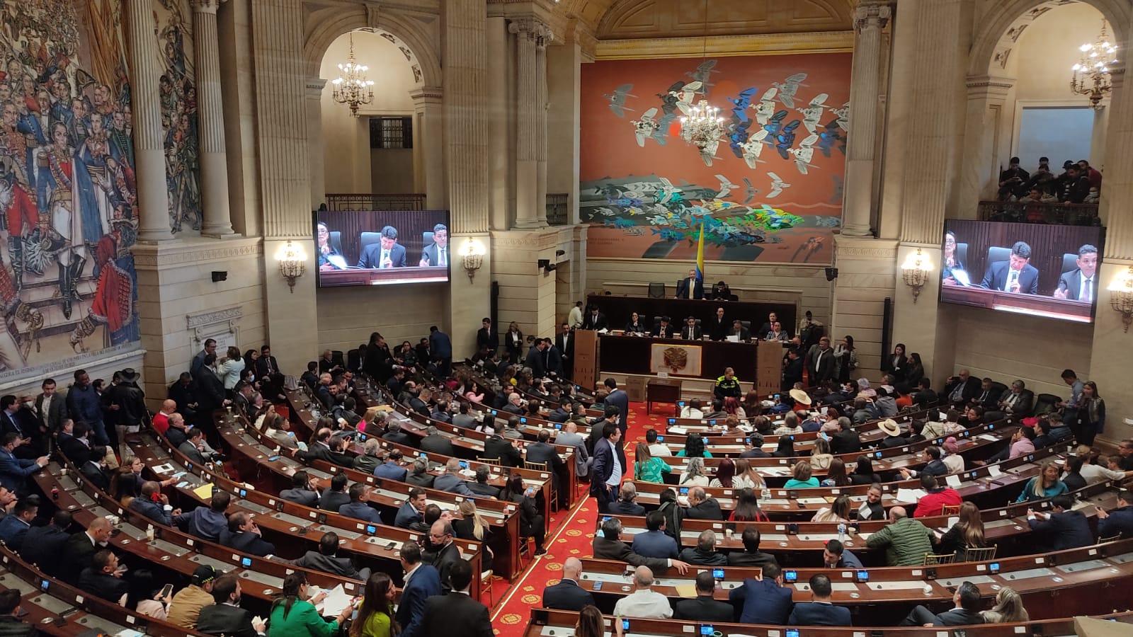 El Congreso en pleno votando los impedimentos.