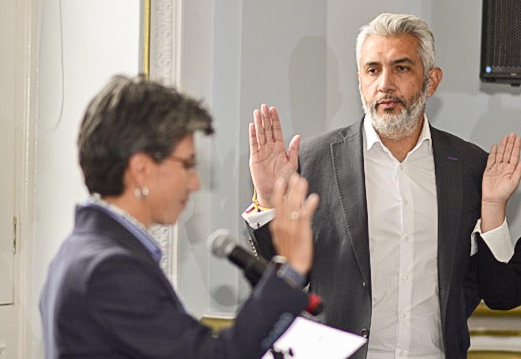 Se acabó la espera: Nicolás Estupiñan se posesionó como secretario de Movilidad